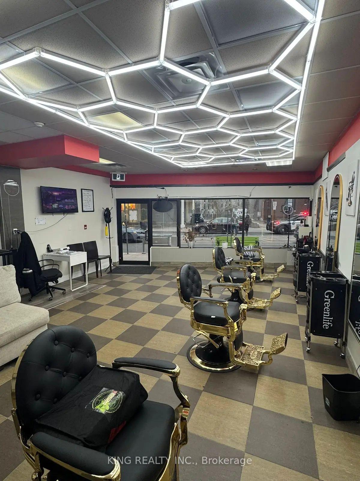 733 BROADVIEW Avenue — photo 1