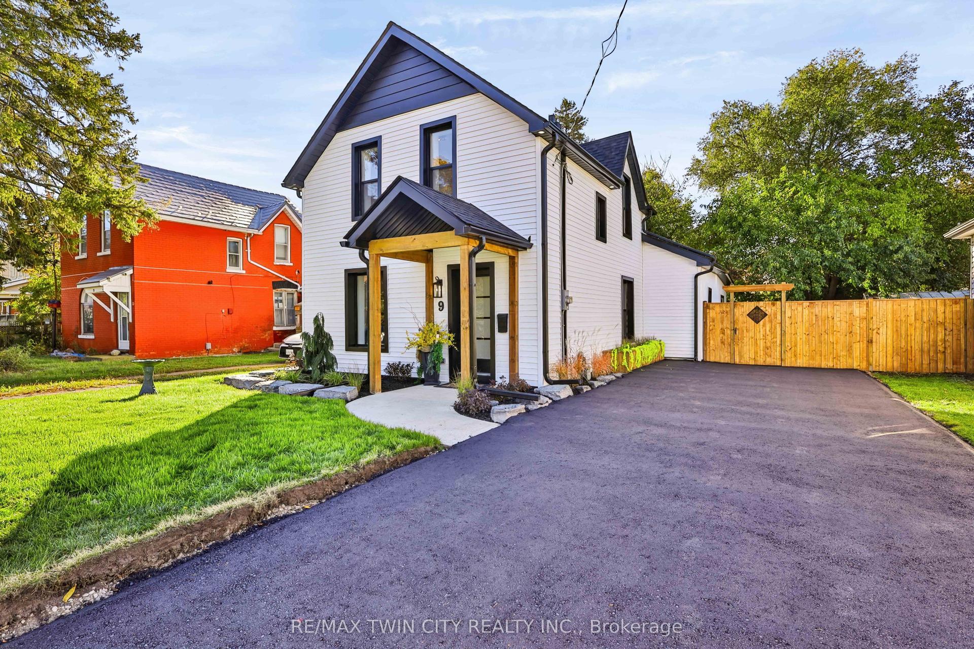 9 Walter Street, Brantford — Detached for sale, photo 1