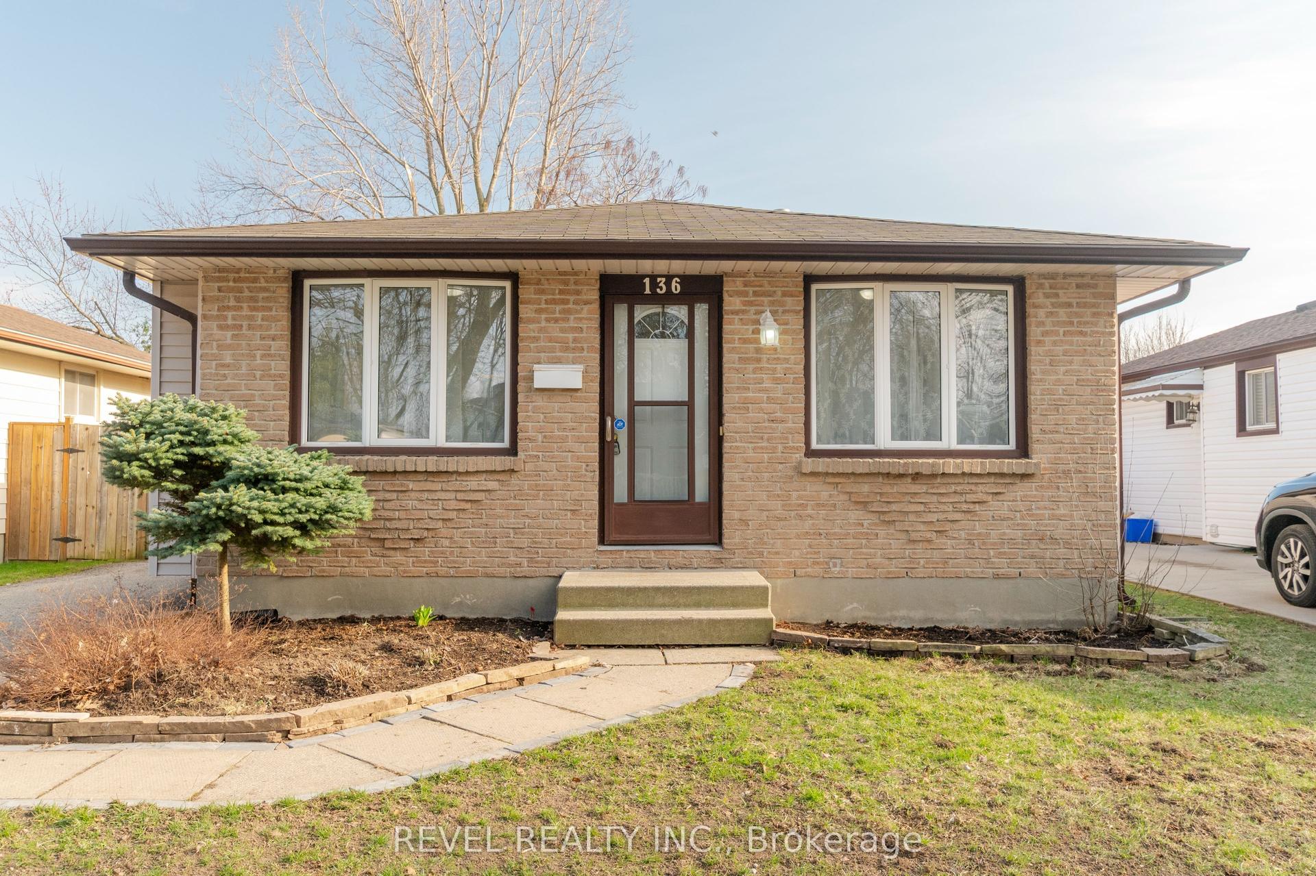 136 Lacey Crescent — photo 1