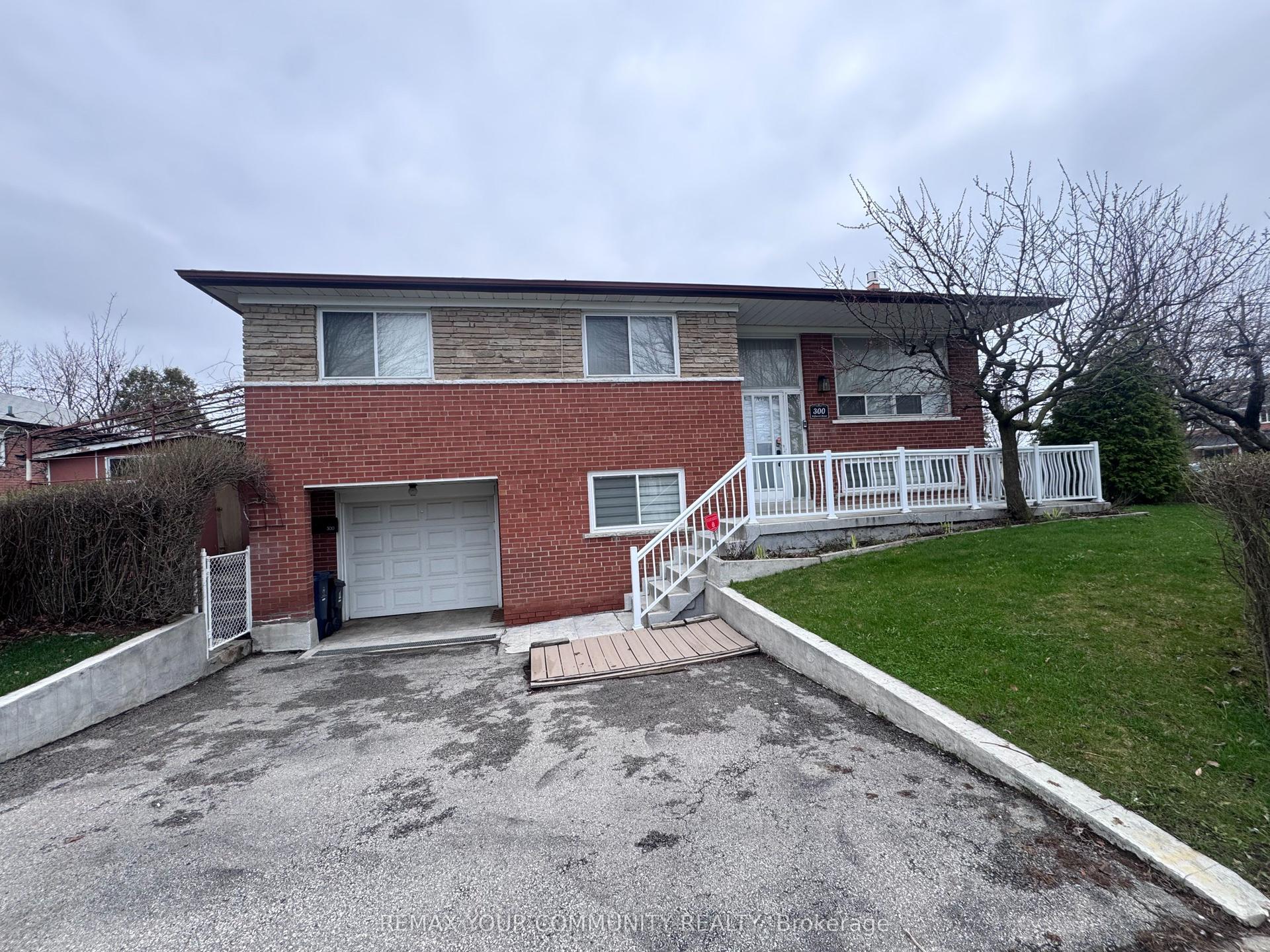 300 DRIFTWOOD Avenue UPPER #UPPER — photo 1