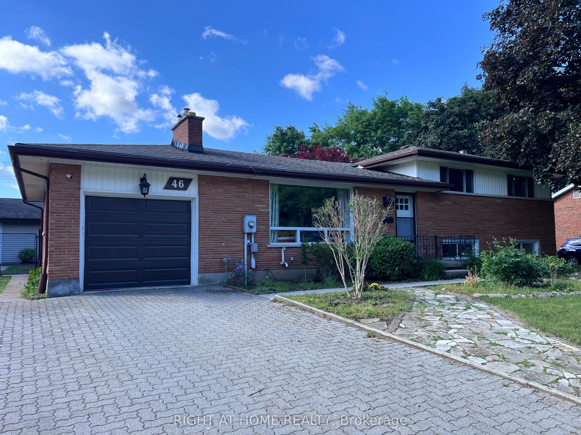 46 Radcliffe Crescent, London North — Detached for lease, photo 1