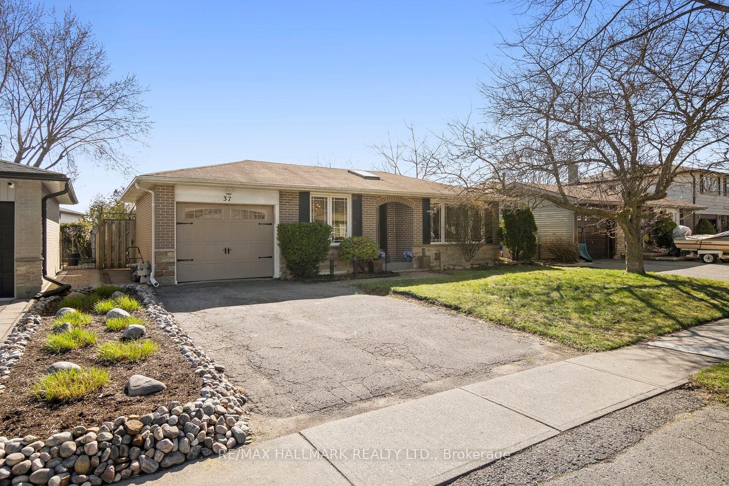 37 Lewin Crescent — photo 1