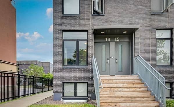 1720 Simcoe Street 15 #15 — photo 1