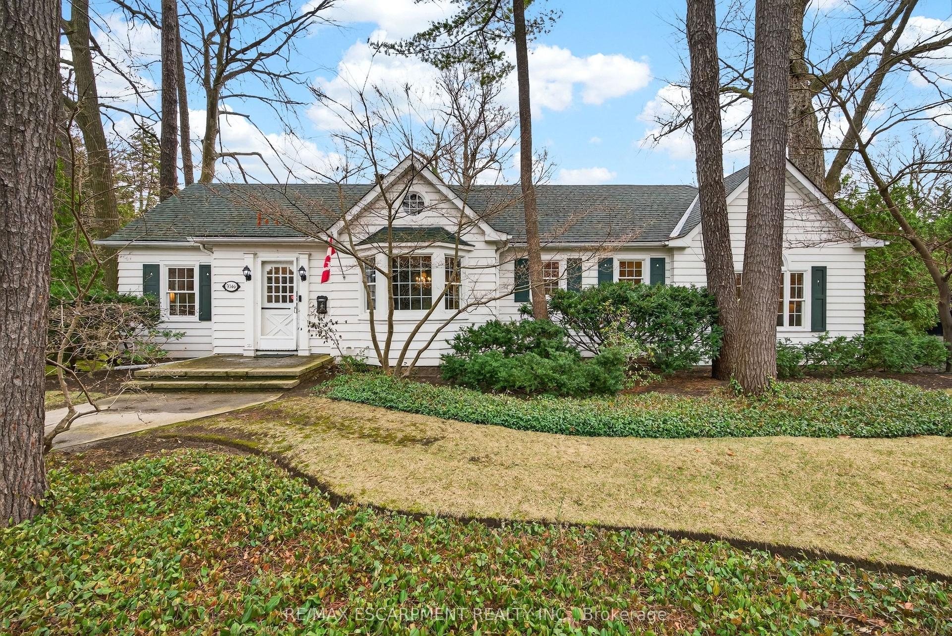 3046 South Drive, Burlington — Detached for lease, photo 1