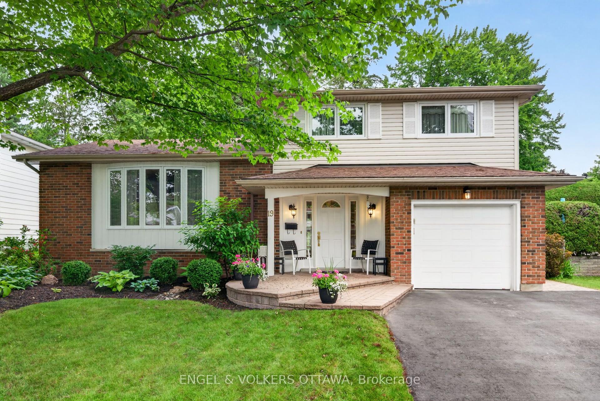 19 Woodhill Crescent — photo 1