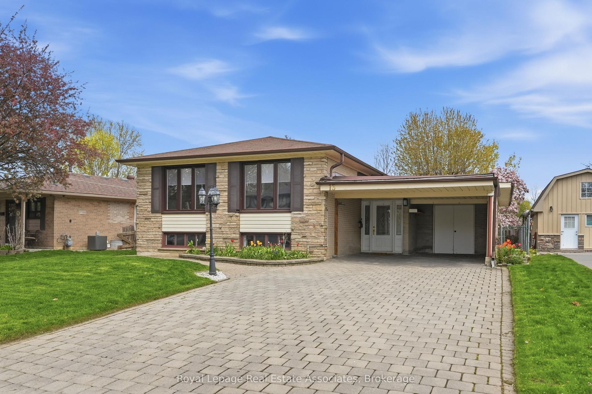 13 Ferndale Crescent — photo 1