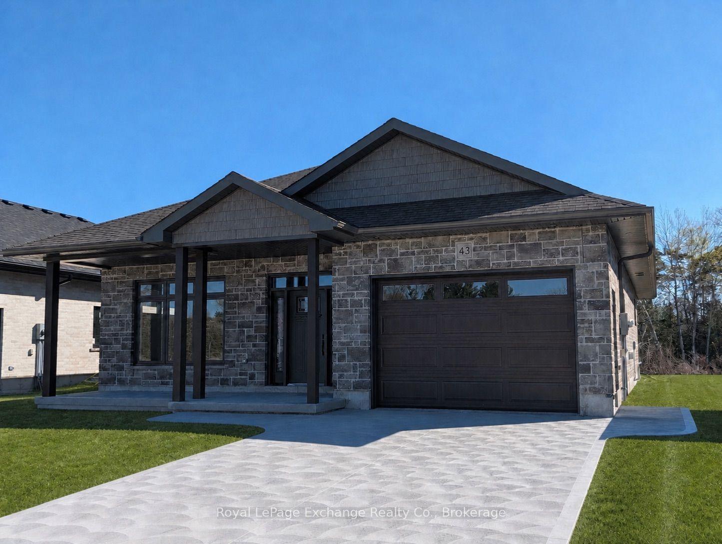 43 Mercedes Crescent — photo 1
