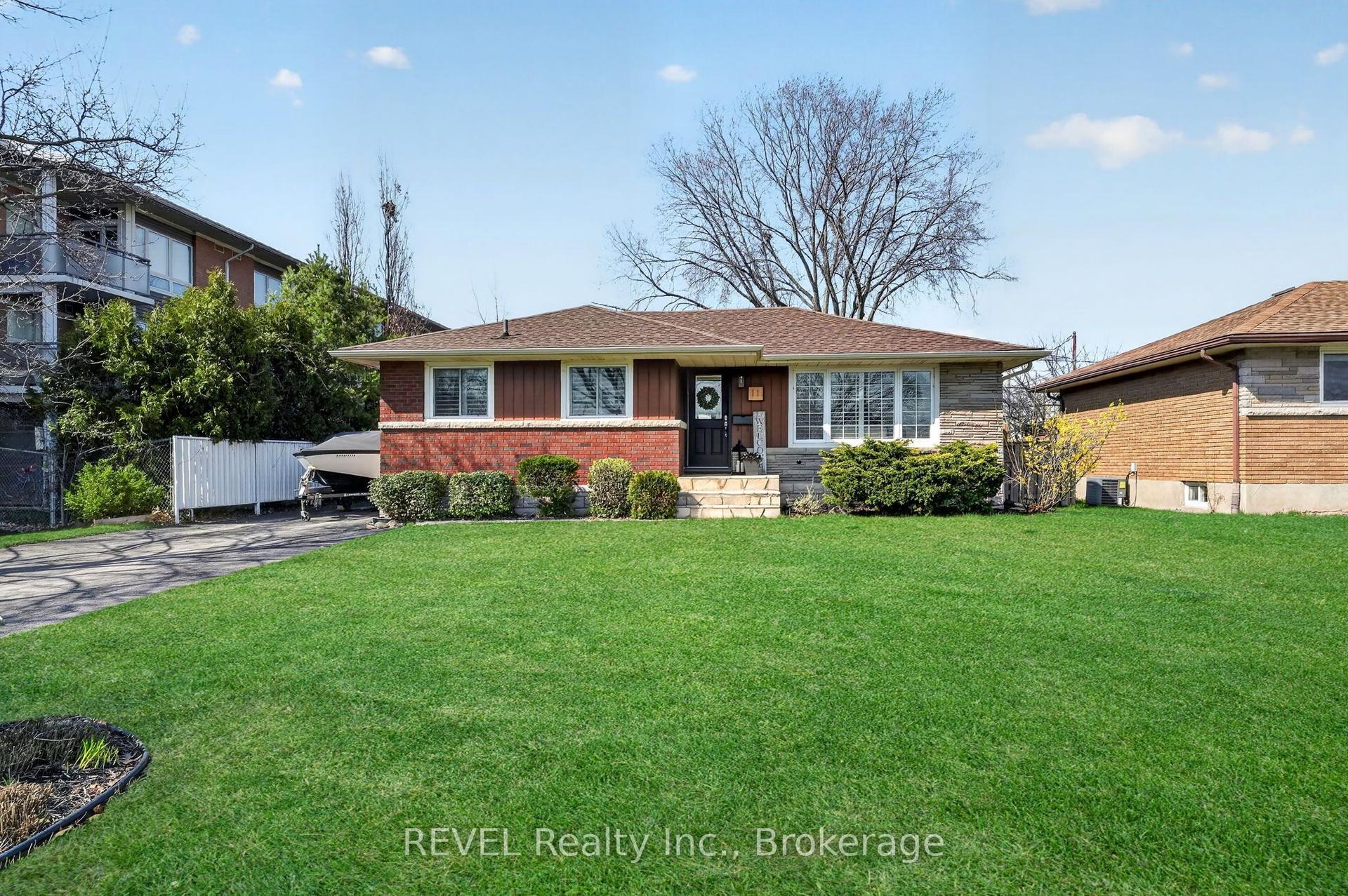 11 Tamarack Street — photo 1