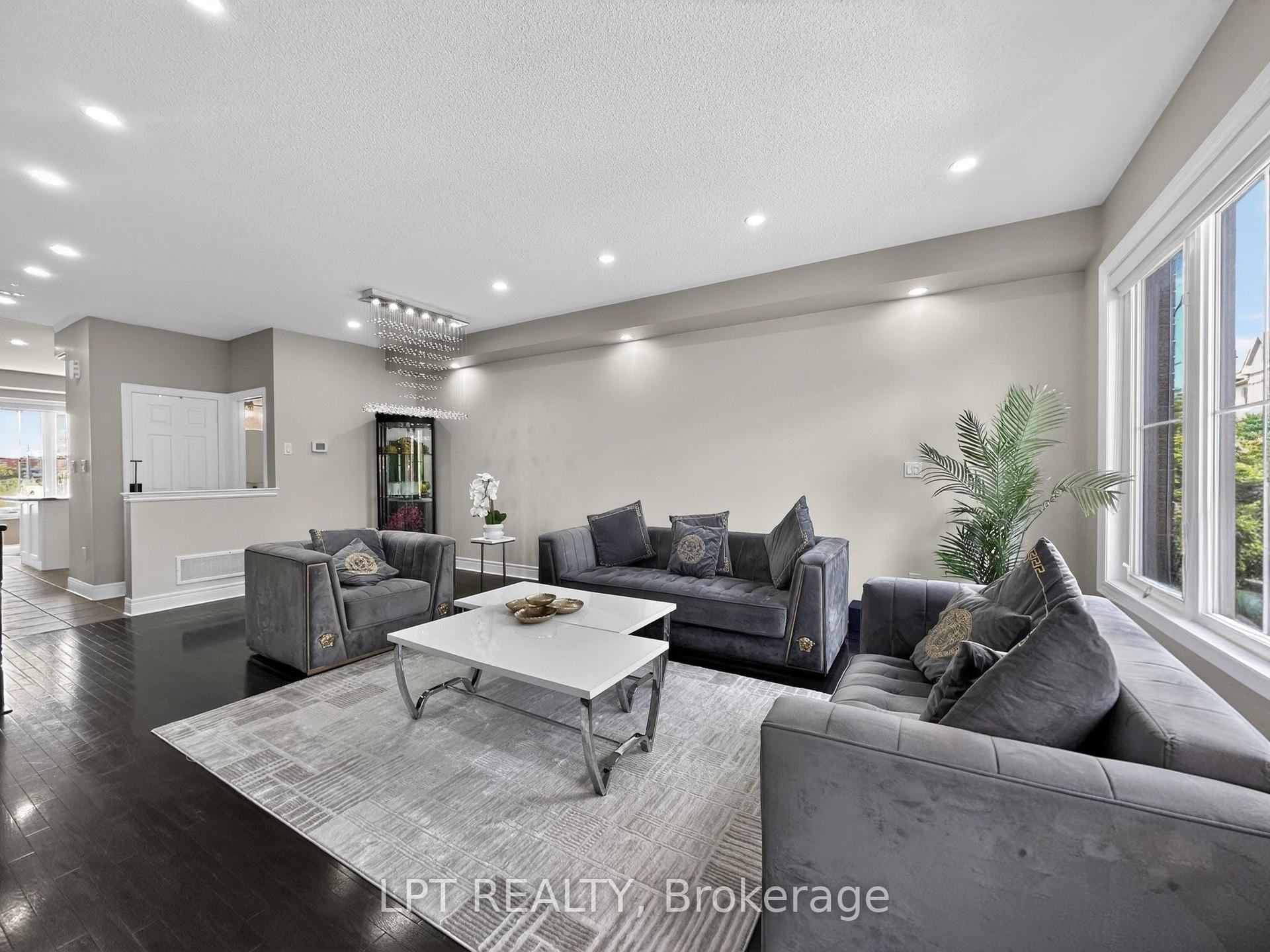 44 Cedar Lake Crescent, Brampton — Condo Town for sale, photo 1