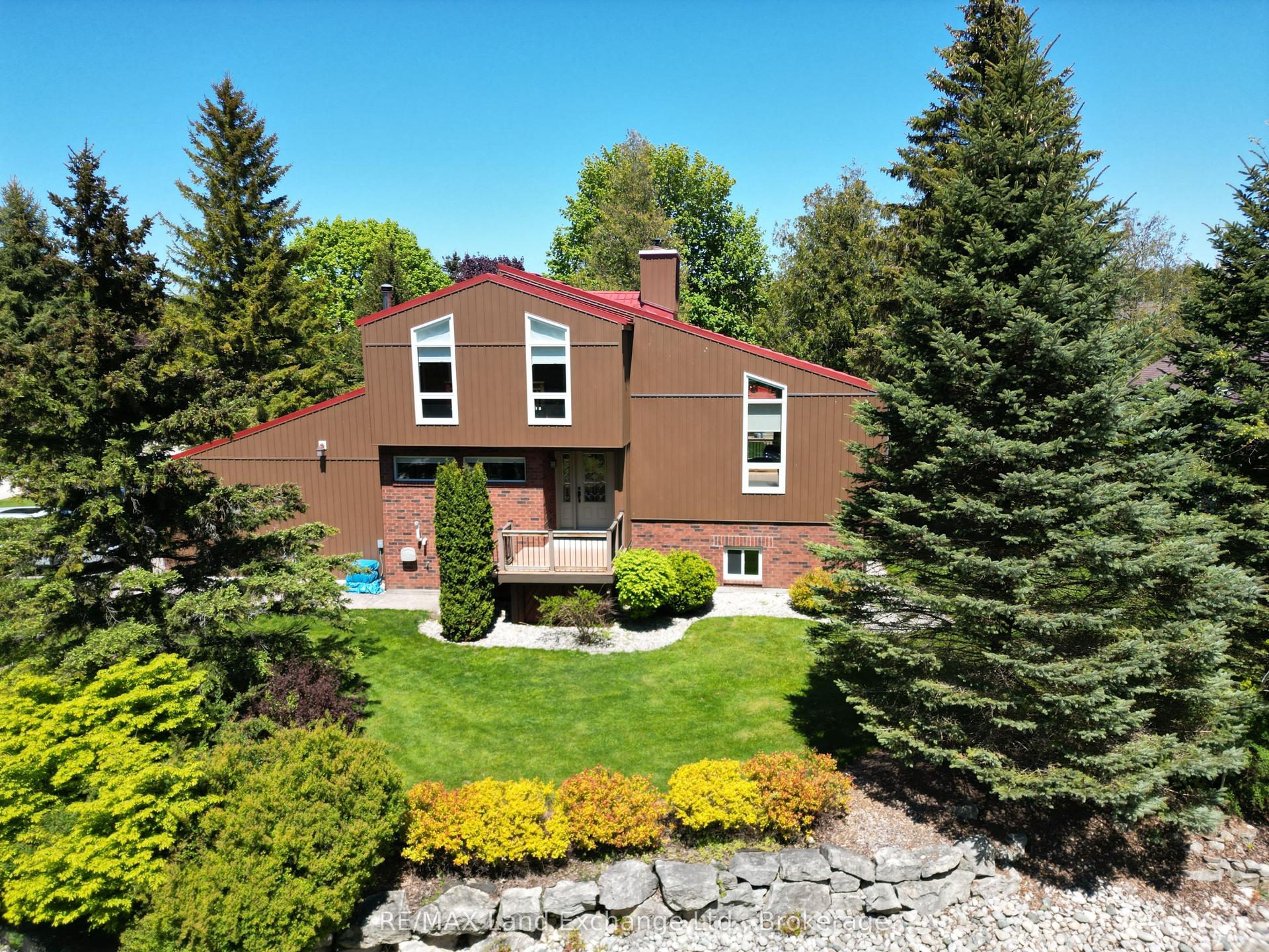 40 Eastwood Crescent — photo 1