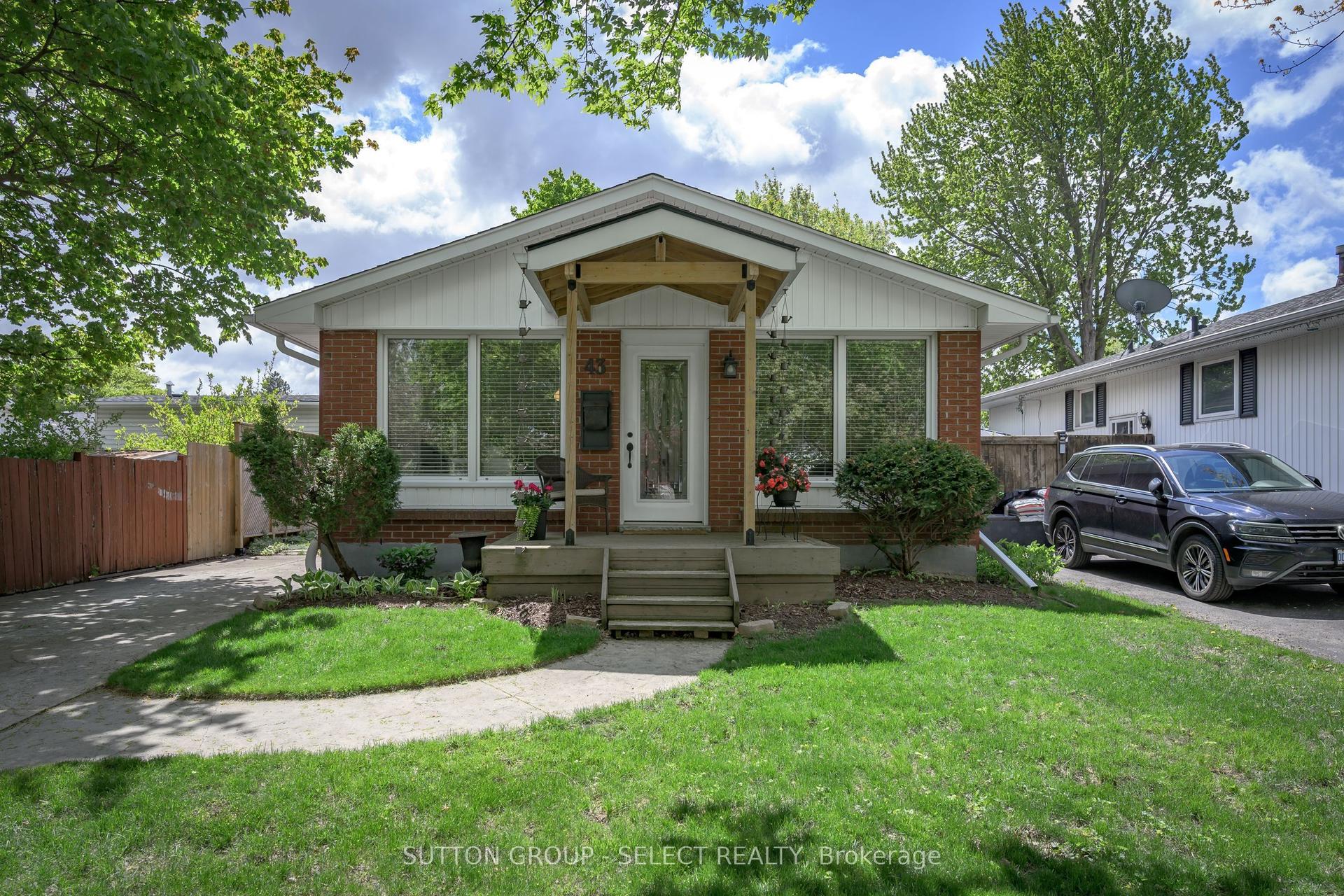 43 STROUD Crescent — photo 1