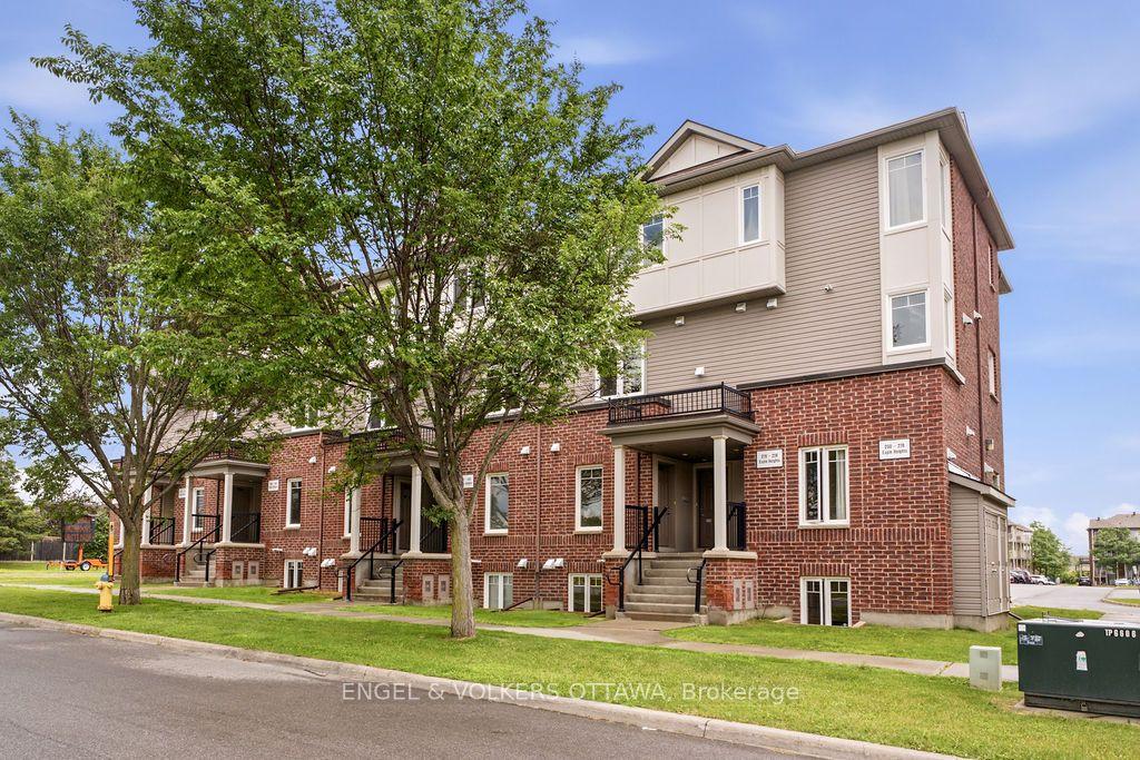270 Espin Heights, Barrhaven — Condo Town for sale, photo 1