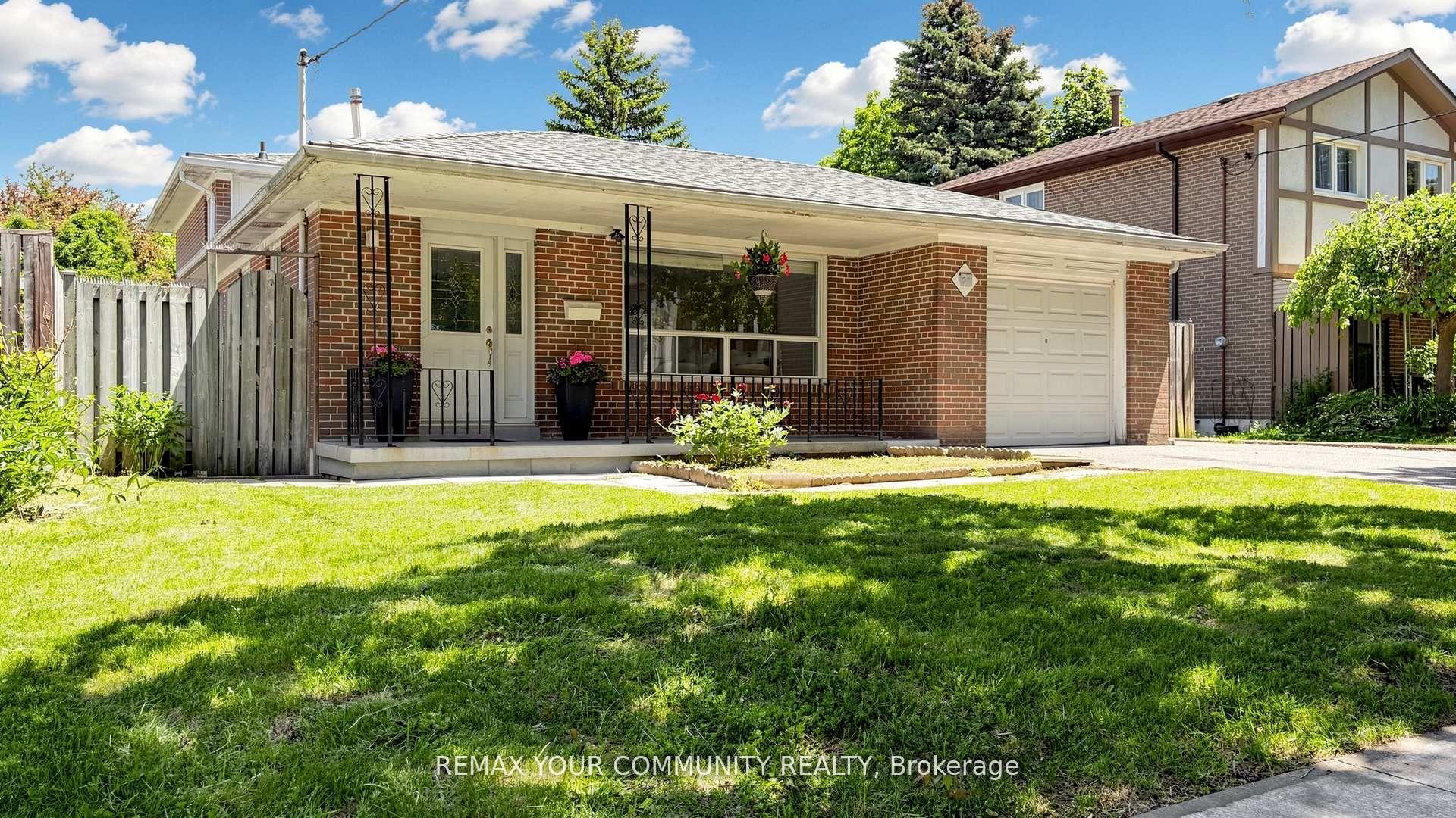 23 Lesgay Crescent, Toronto — Detached for sale, photo 1