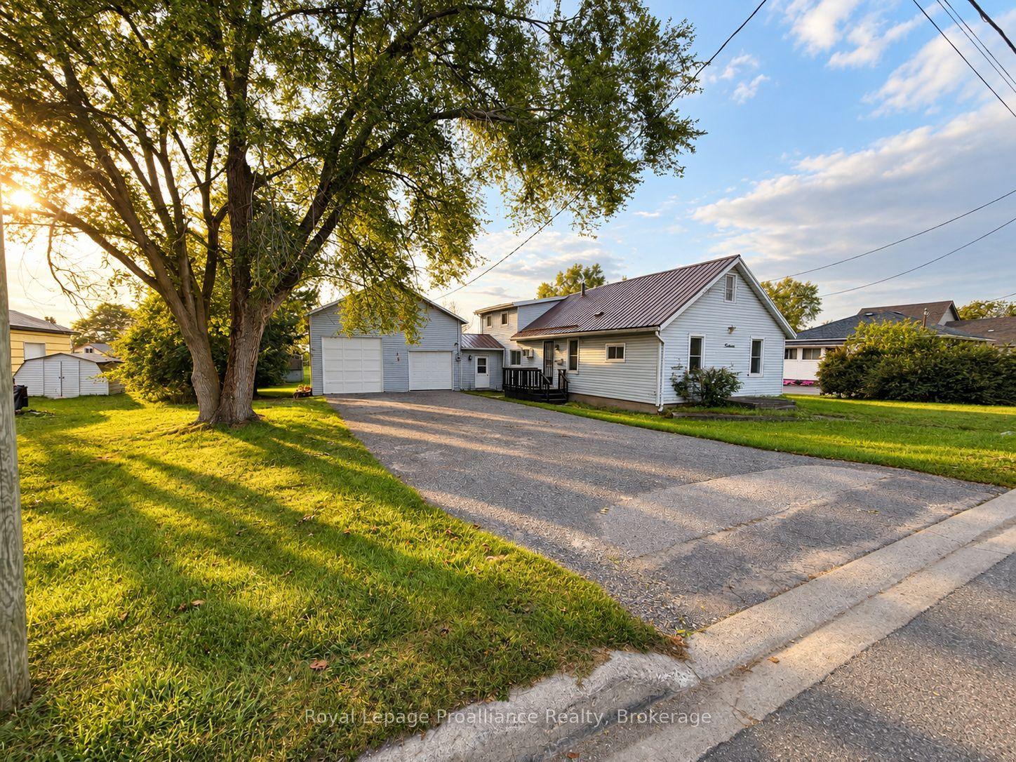 14 Pearl Street, Belleville — Detached for sale, photo 1