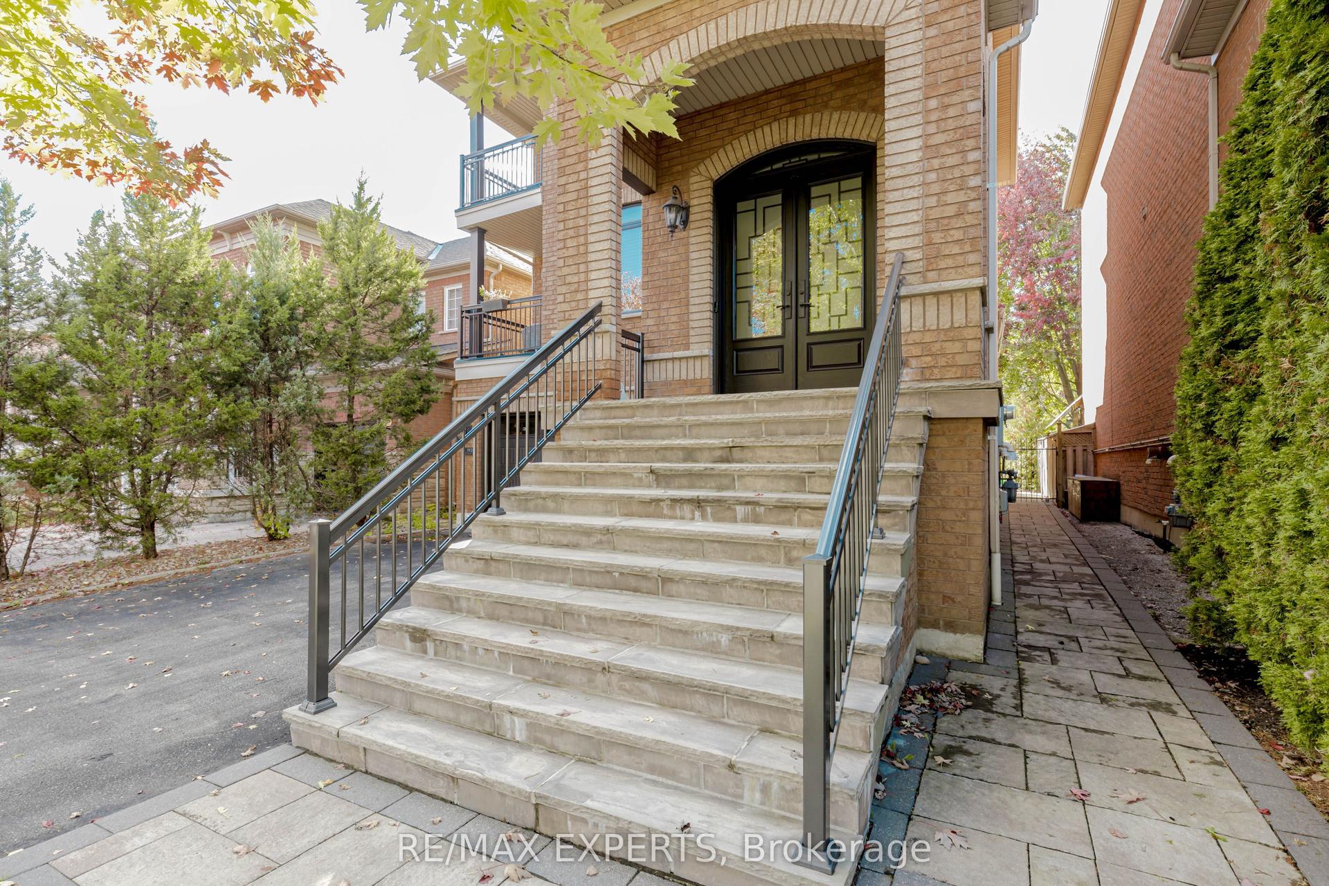 193 Fairlane Crescent — photo 1