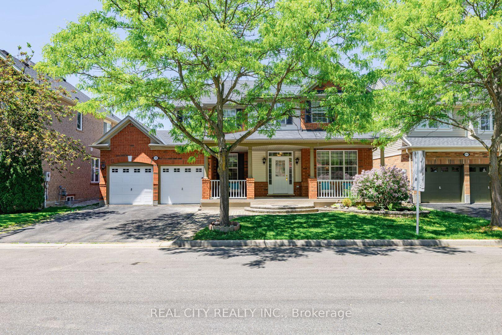 1580 Earl Crescent — photo 1