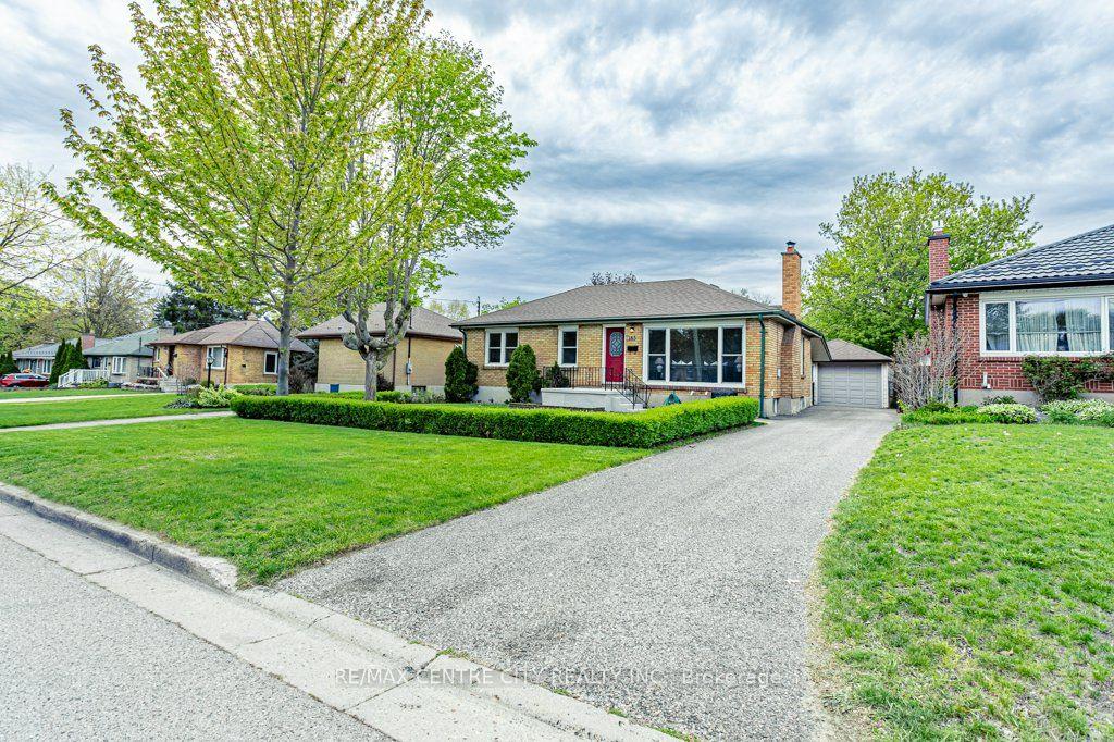 165 Ellsworth Crescent — photo 1