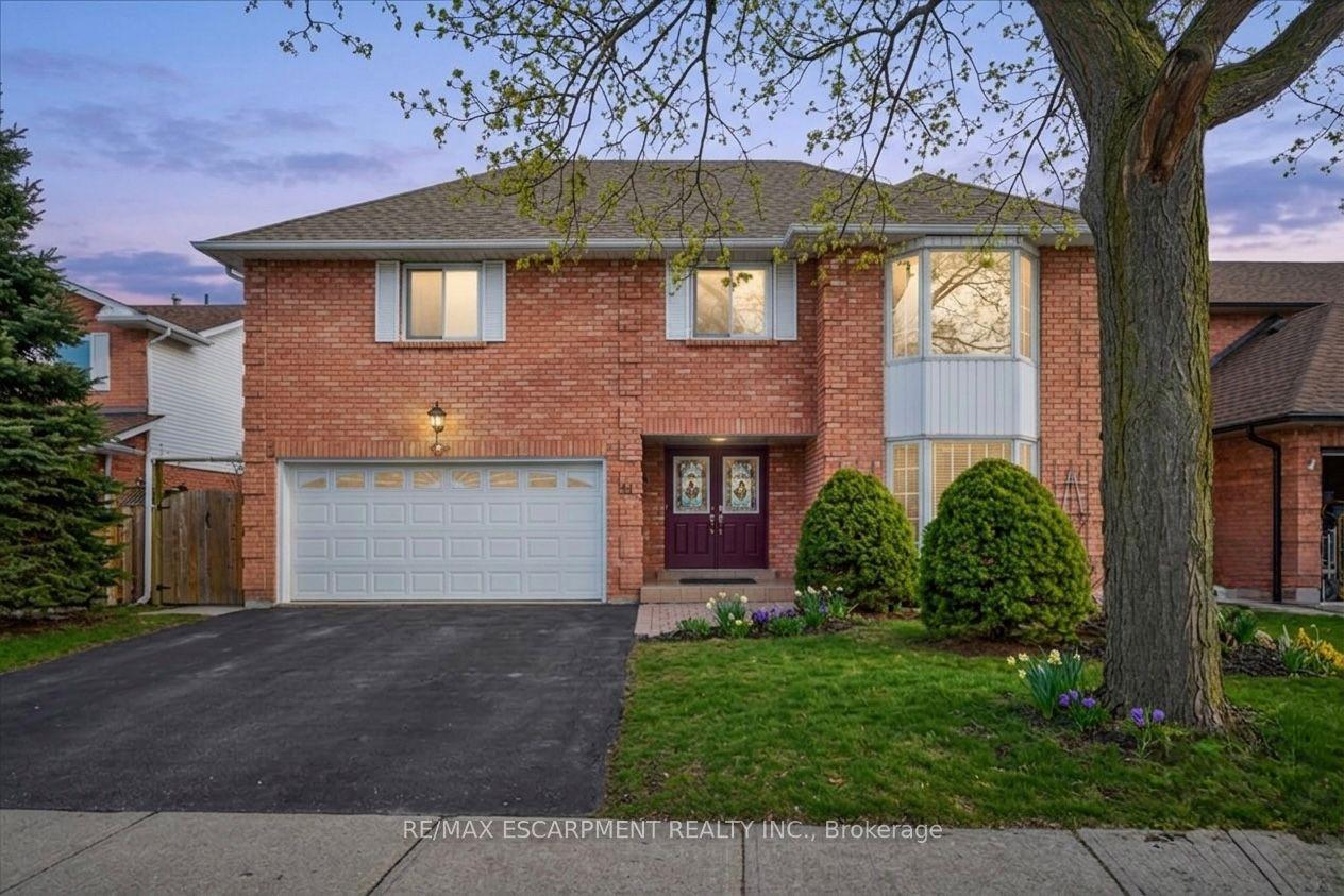 54 GOLDCREST Drive — photo 1