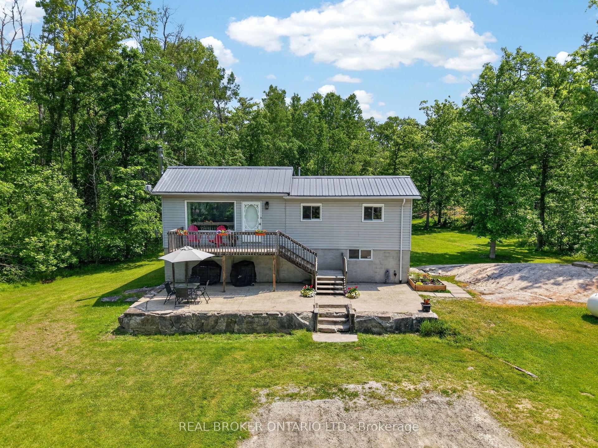 524 Honey Harbour Road — photo 1