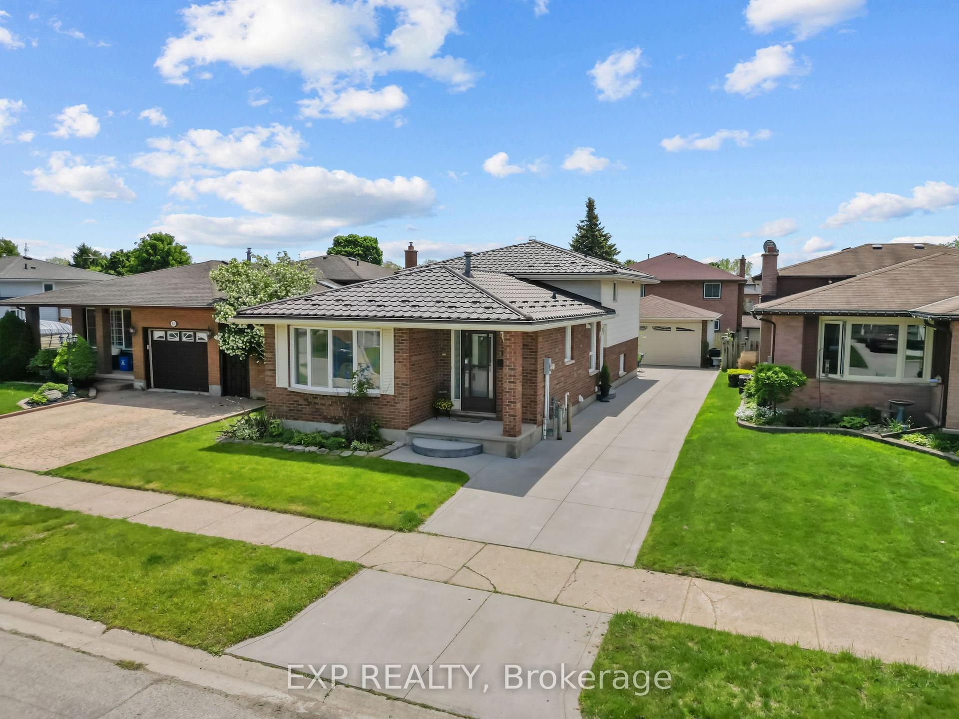 56 Classic Crescent, London East — Detached for sale, photo 1
