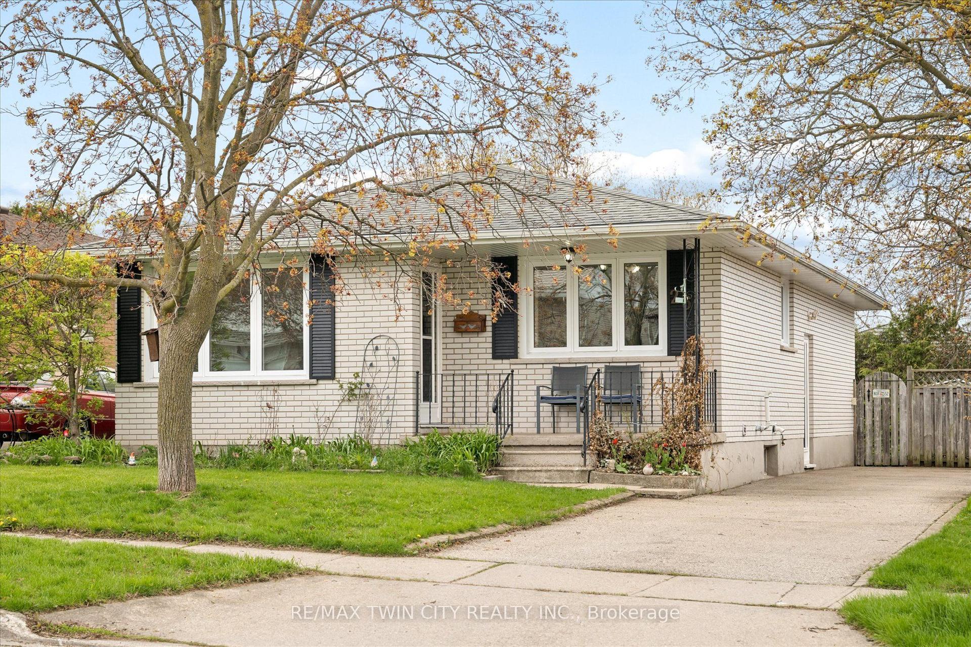26 Tutton Place — photo 1