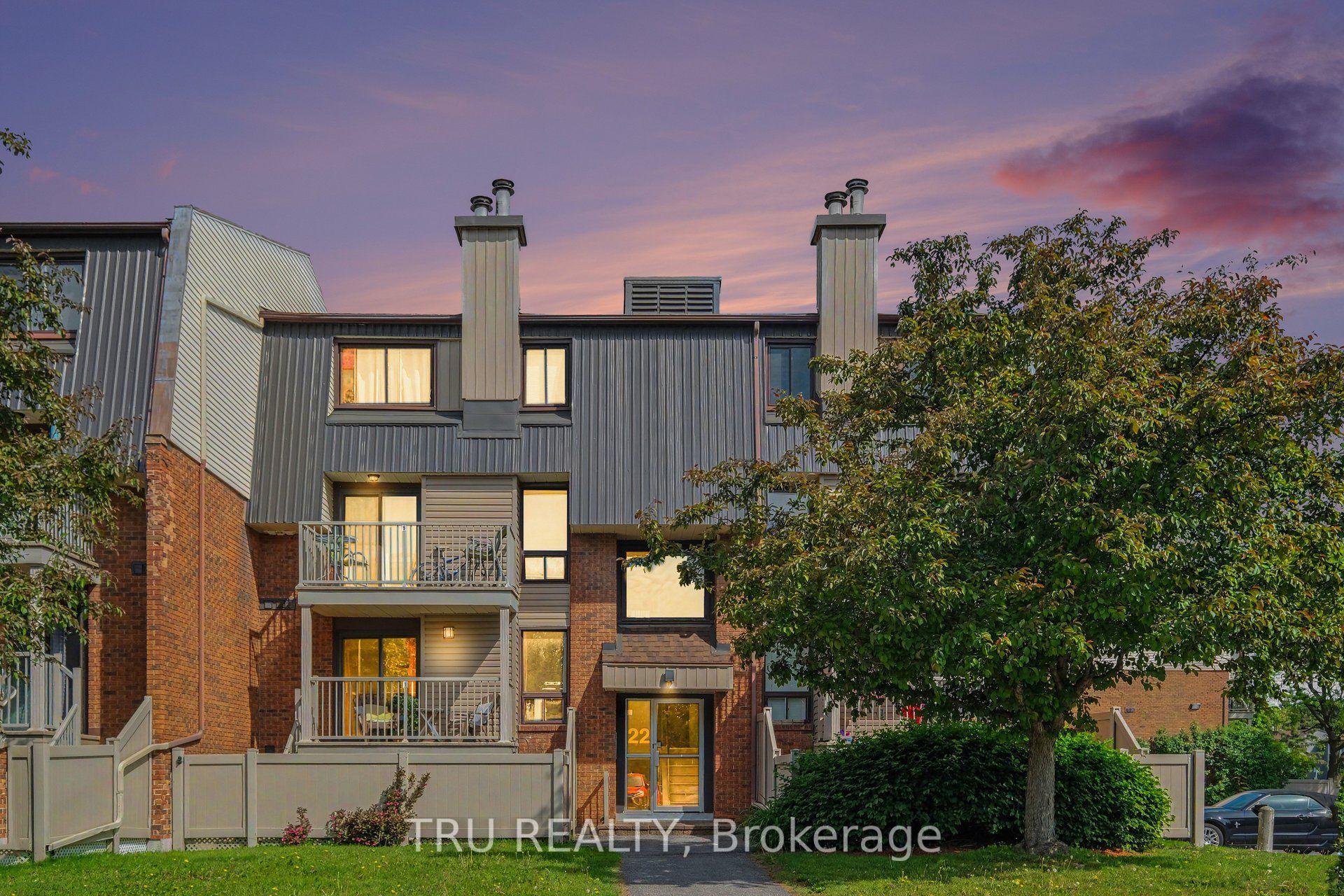 22 Sweetbriar Circle 8 #8, Barrhaven — Condo Town for sale, photo 1