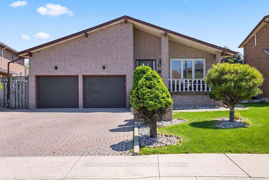 140 Solomon Crescent — photo 1