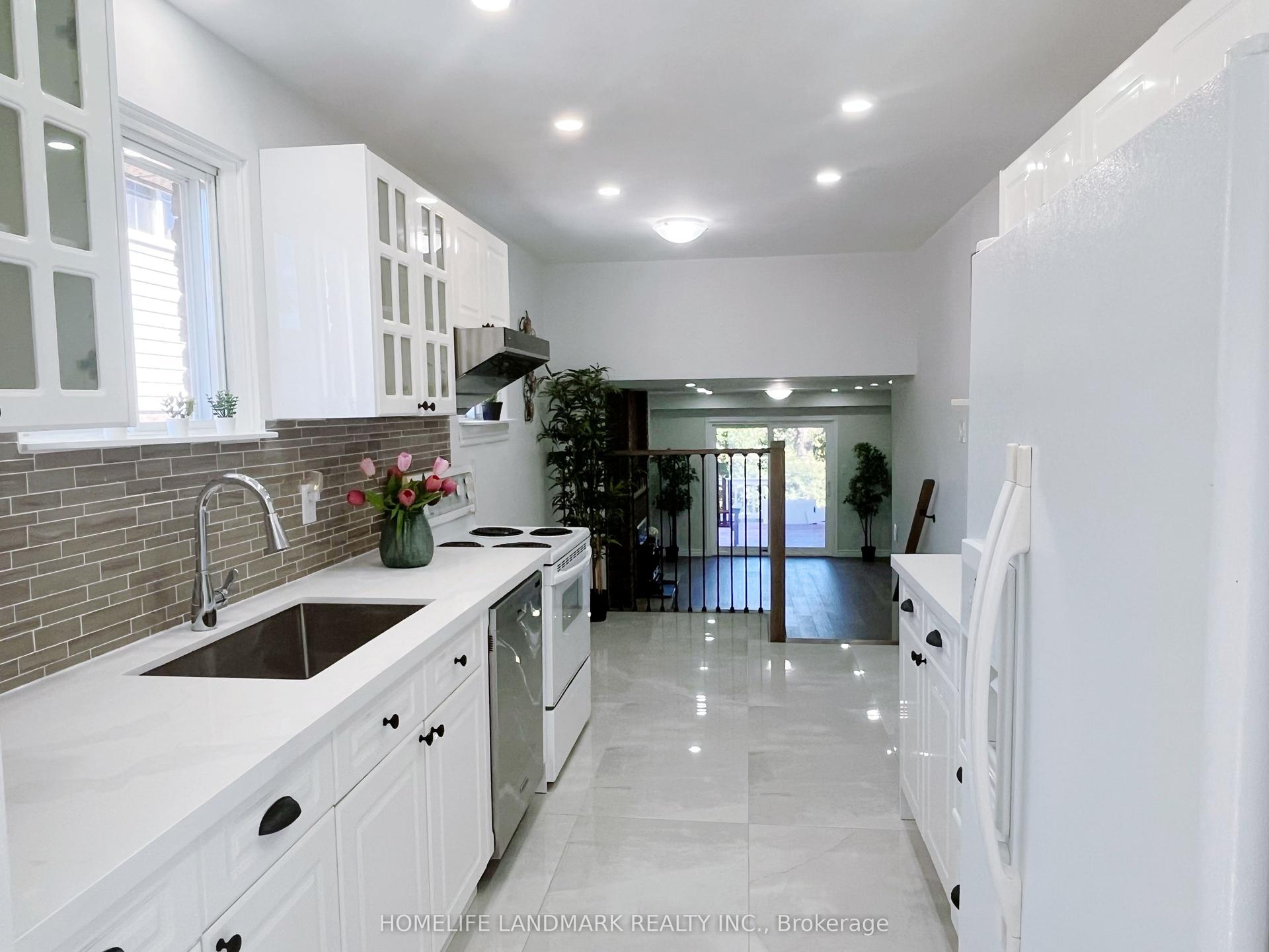 6 Snowhill Crescent, Toronto — Semi-Detached for sale, photo 1