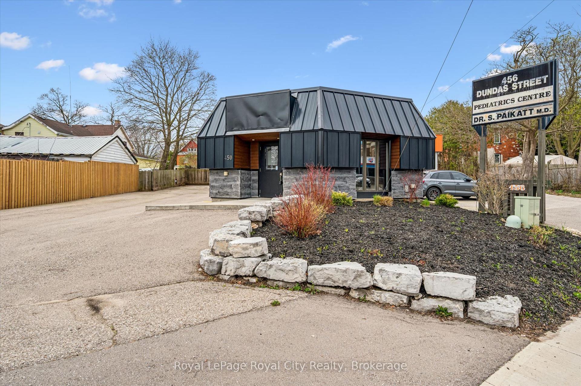 450 Dundas Street N — photo 1