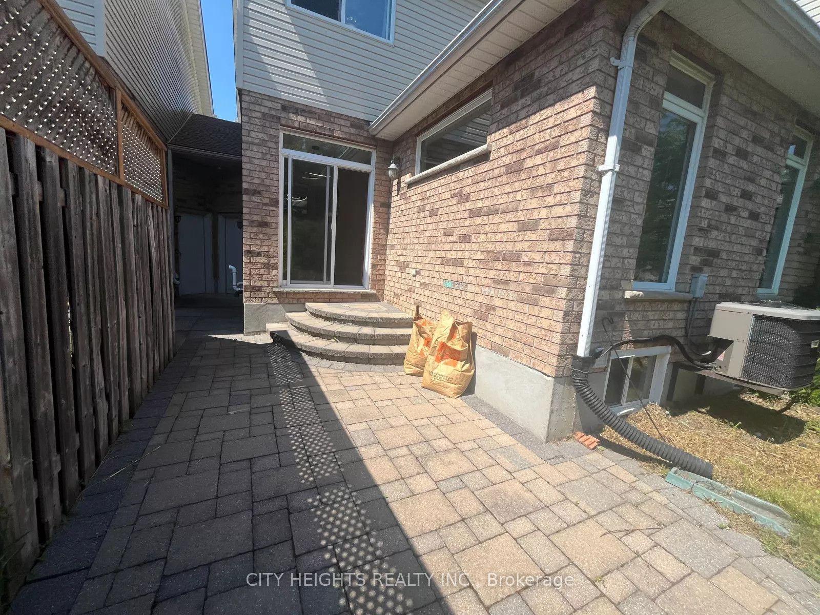 555 Grasslands Court, Cambridge — Townhouse for lease, photo 1