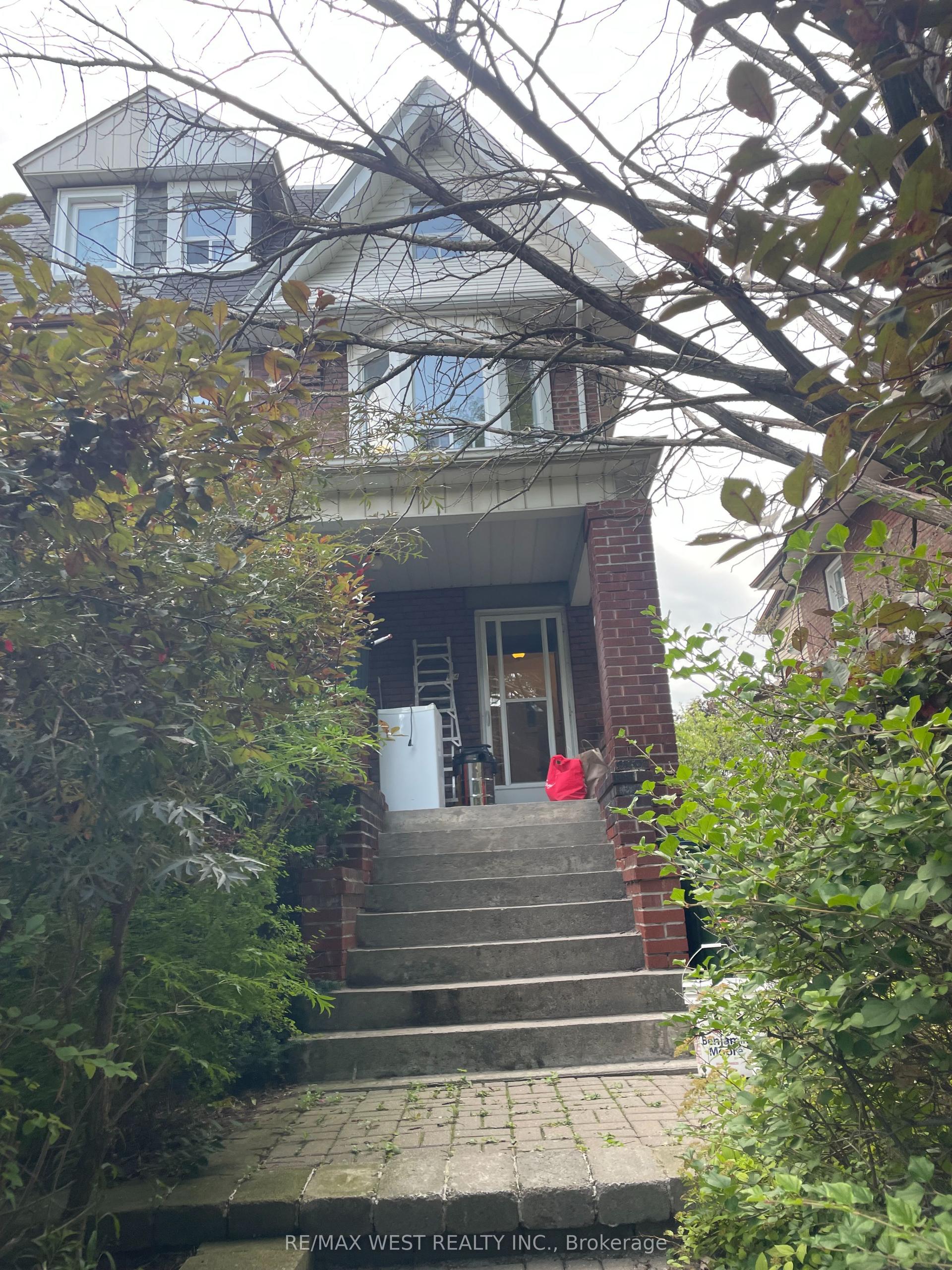 734 Manning Avenue 2nd Floor #2nd Floor, Toronto — Semi-Detached for lease, photo 1