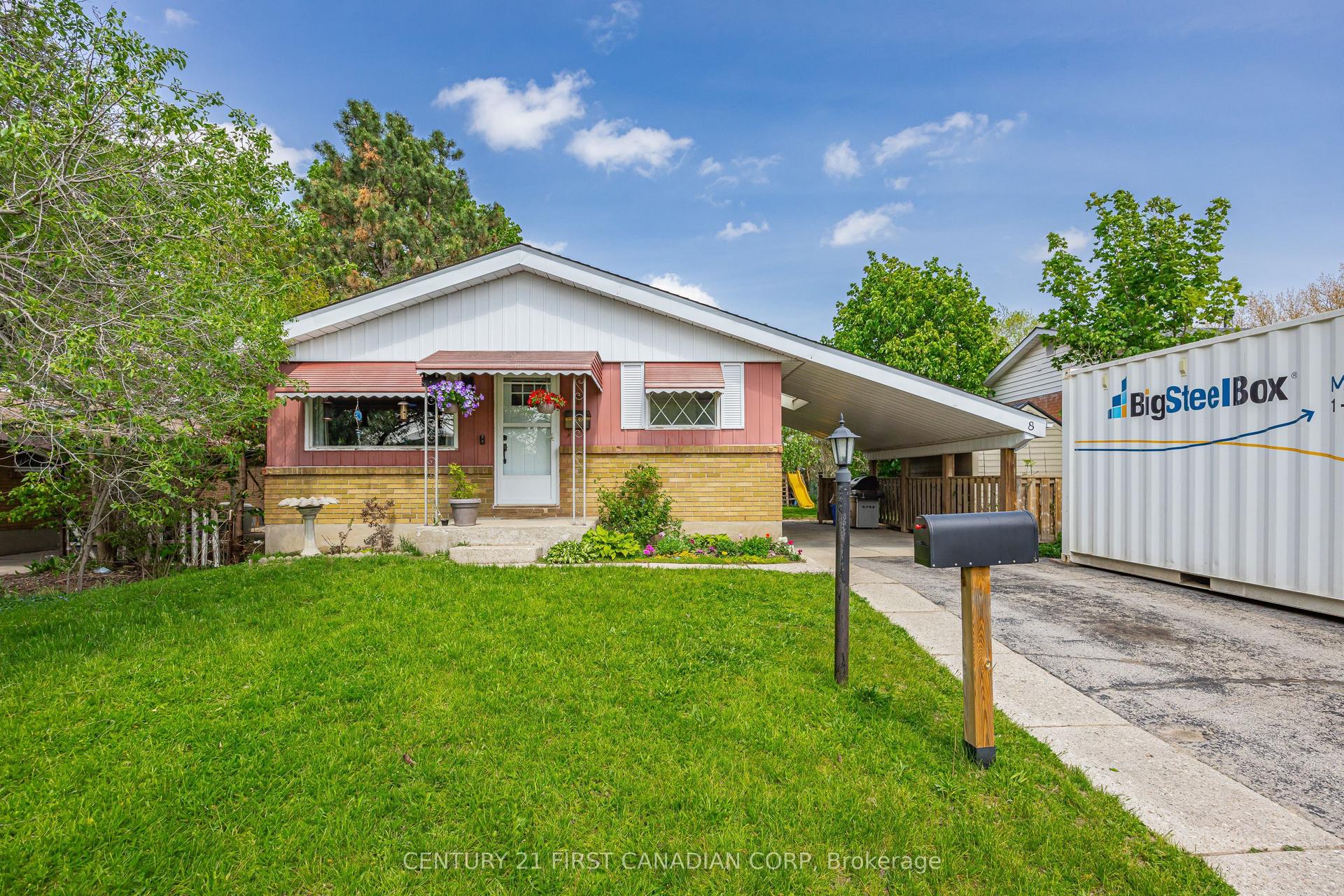 8 Kenwood Crescent — photo 1