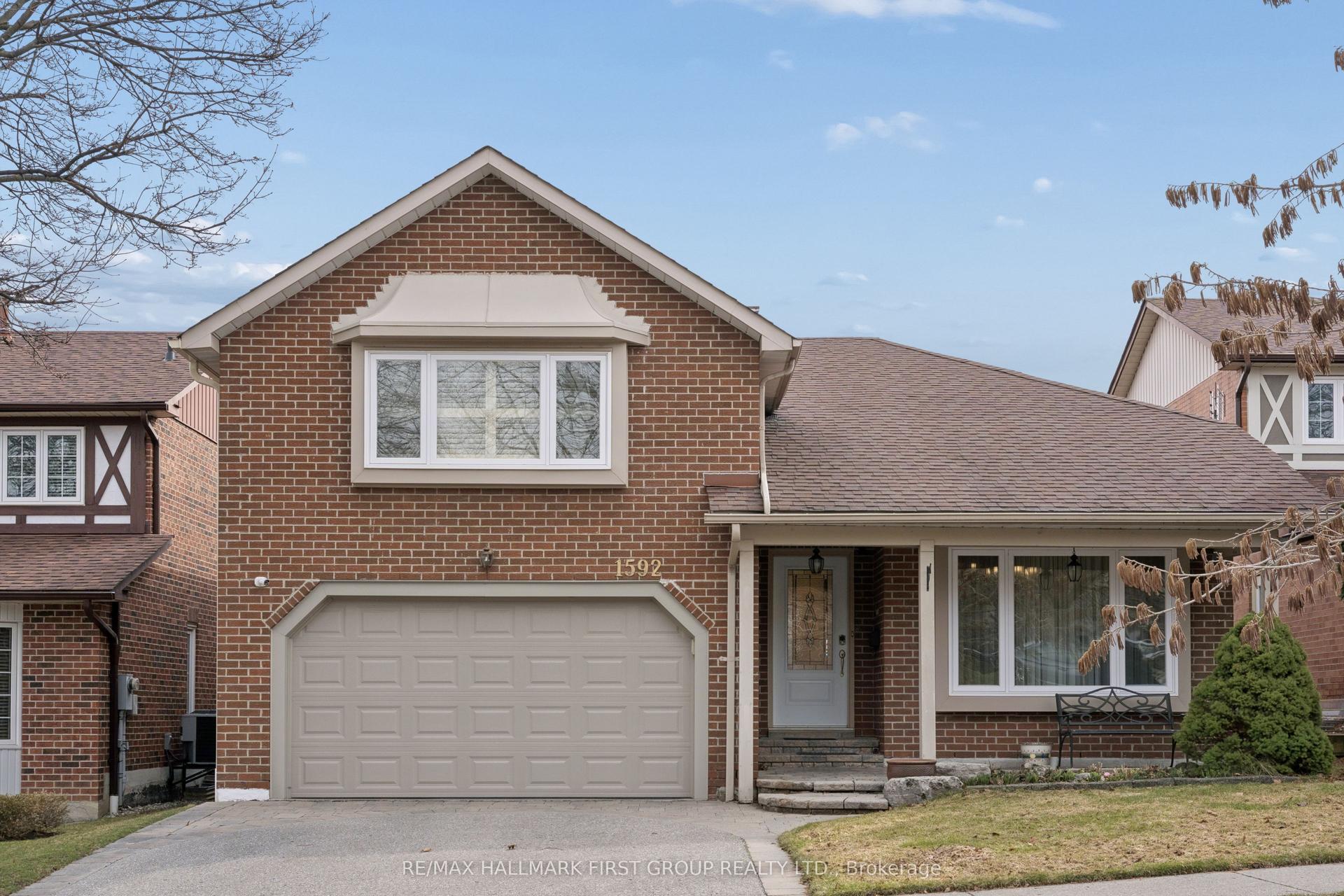 1592 Heathside Crescent — photo 1