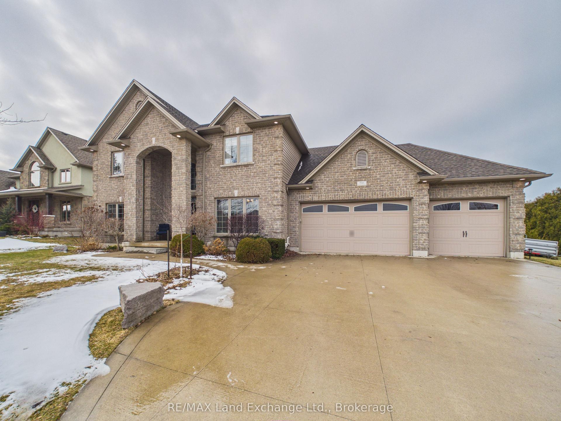 4 Scott Crescent — photo 1