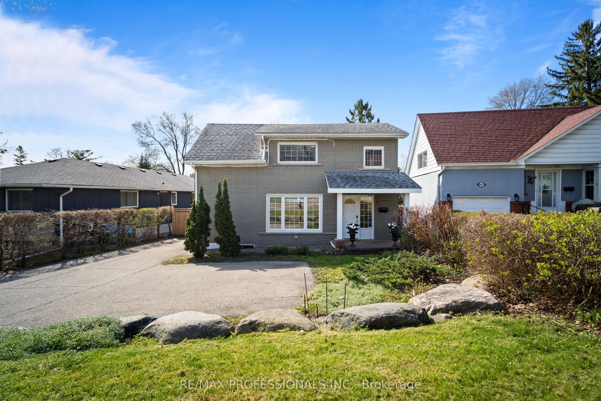 4625 Dundas Street W — photo 1