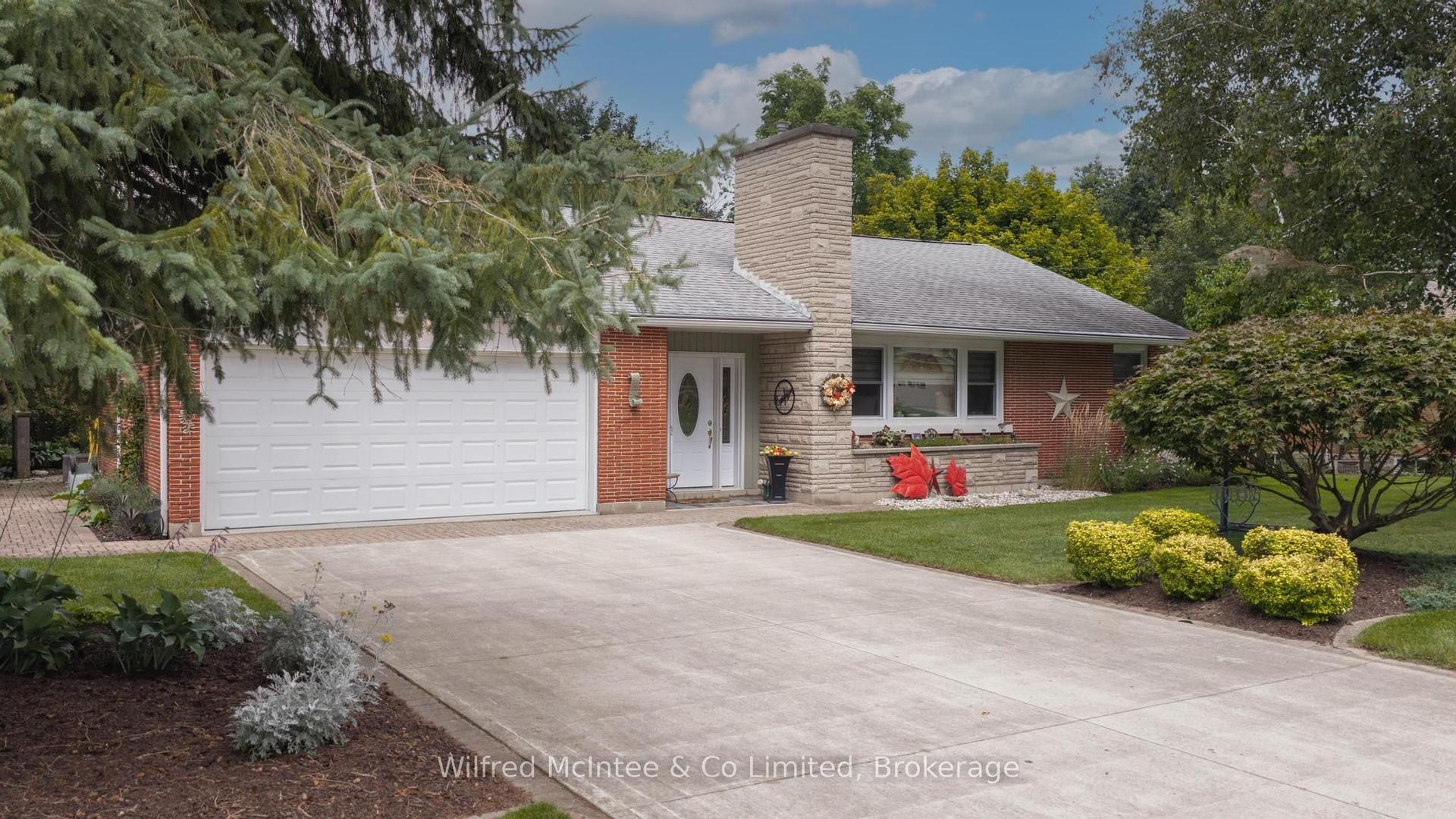 31 Johnstone Boulevard, Brockton — Detached for sale, photo 1