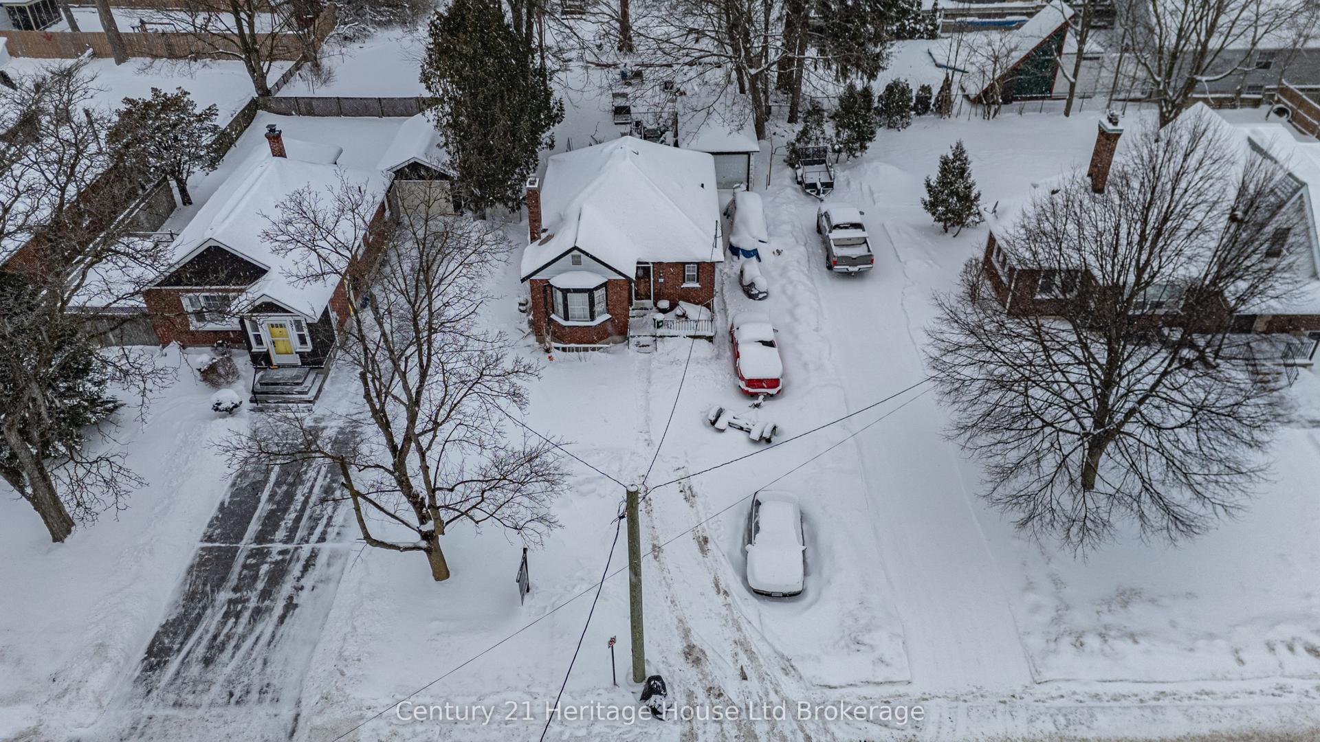 335 N Wellington Street N — photo 1