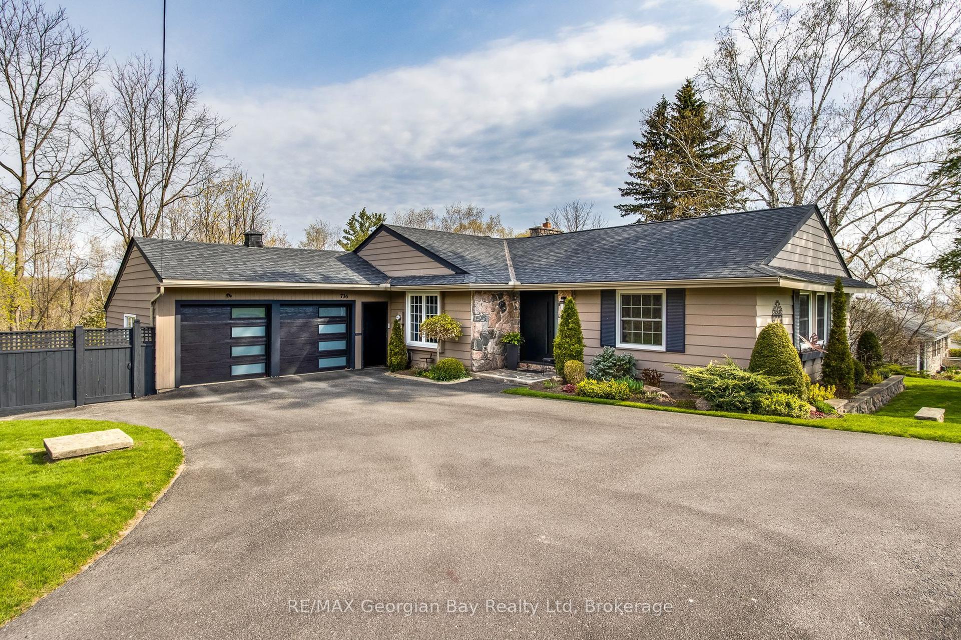 736 Victoria Street — photo 1