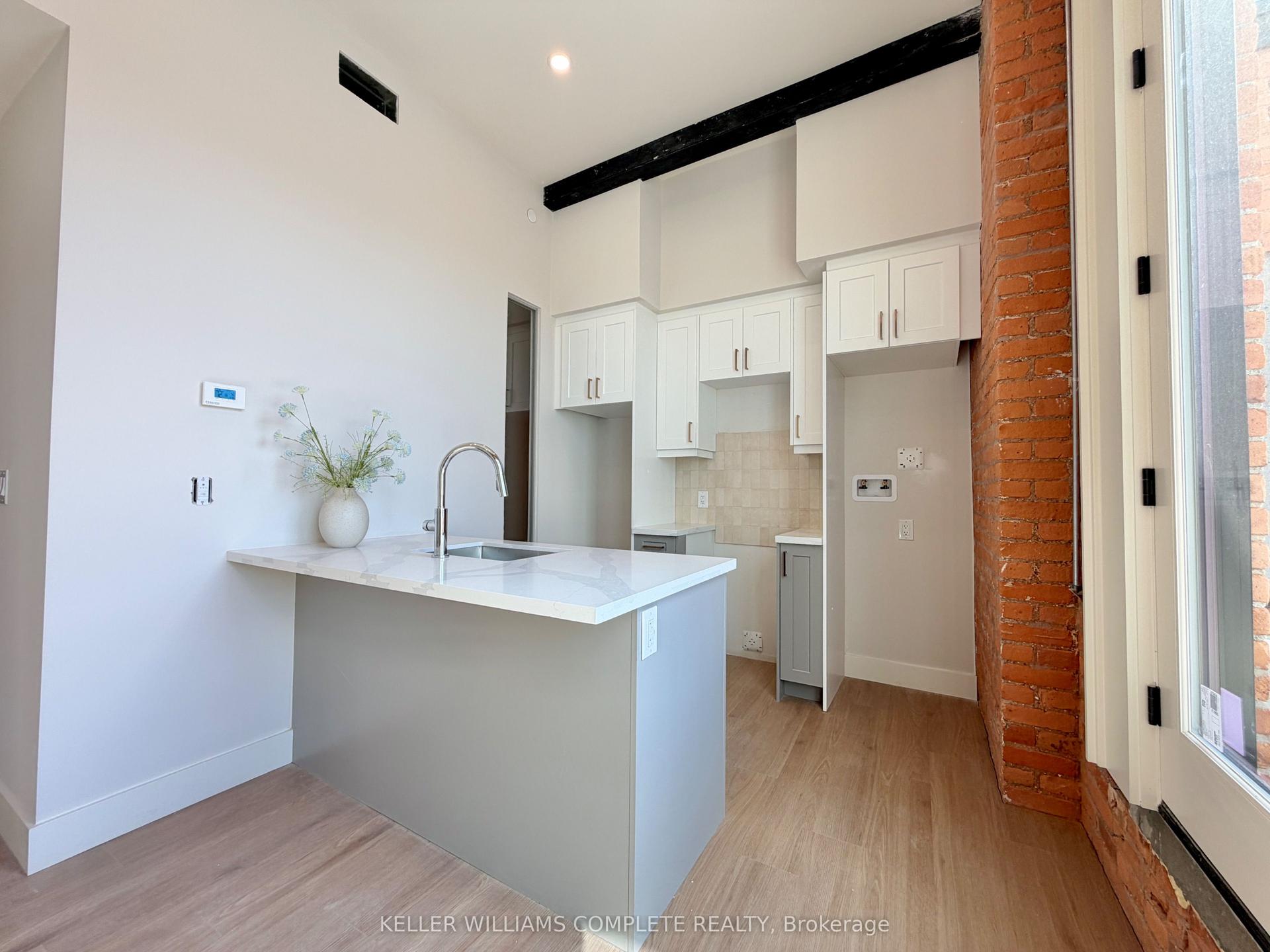 56 York Boulevard 411 #411, Hamilton — Multiplex for lease, photo 1