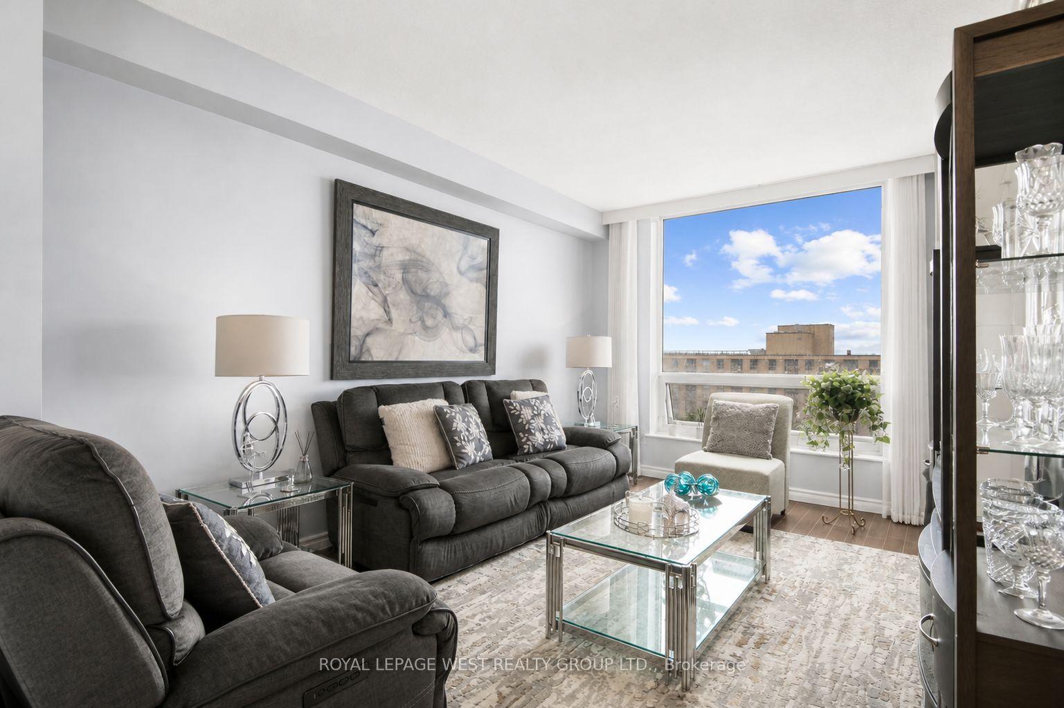 326 Major Mackenzie Drive E 805 #805 — photo 1
