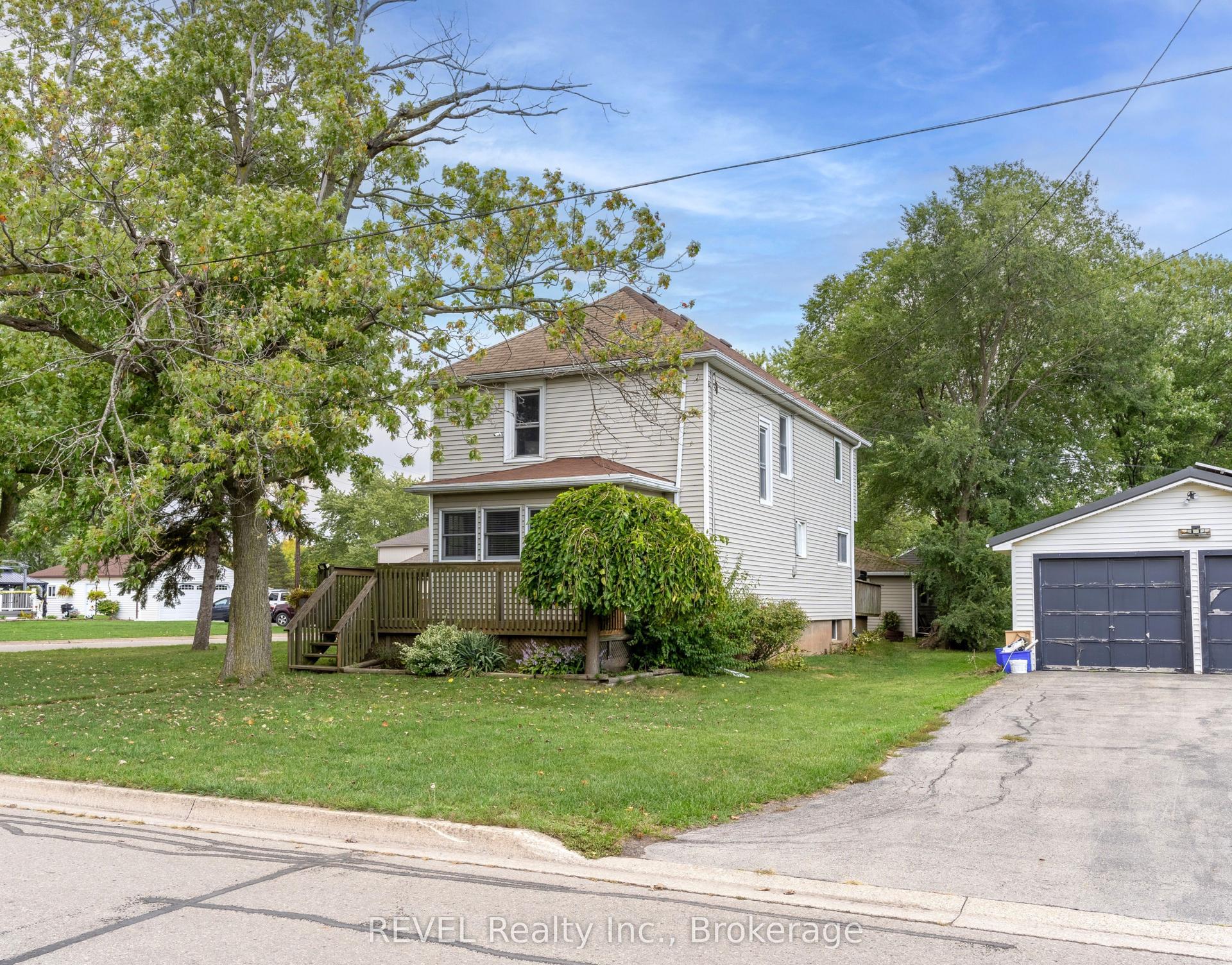 32 Bay Avenue — photo 1
