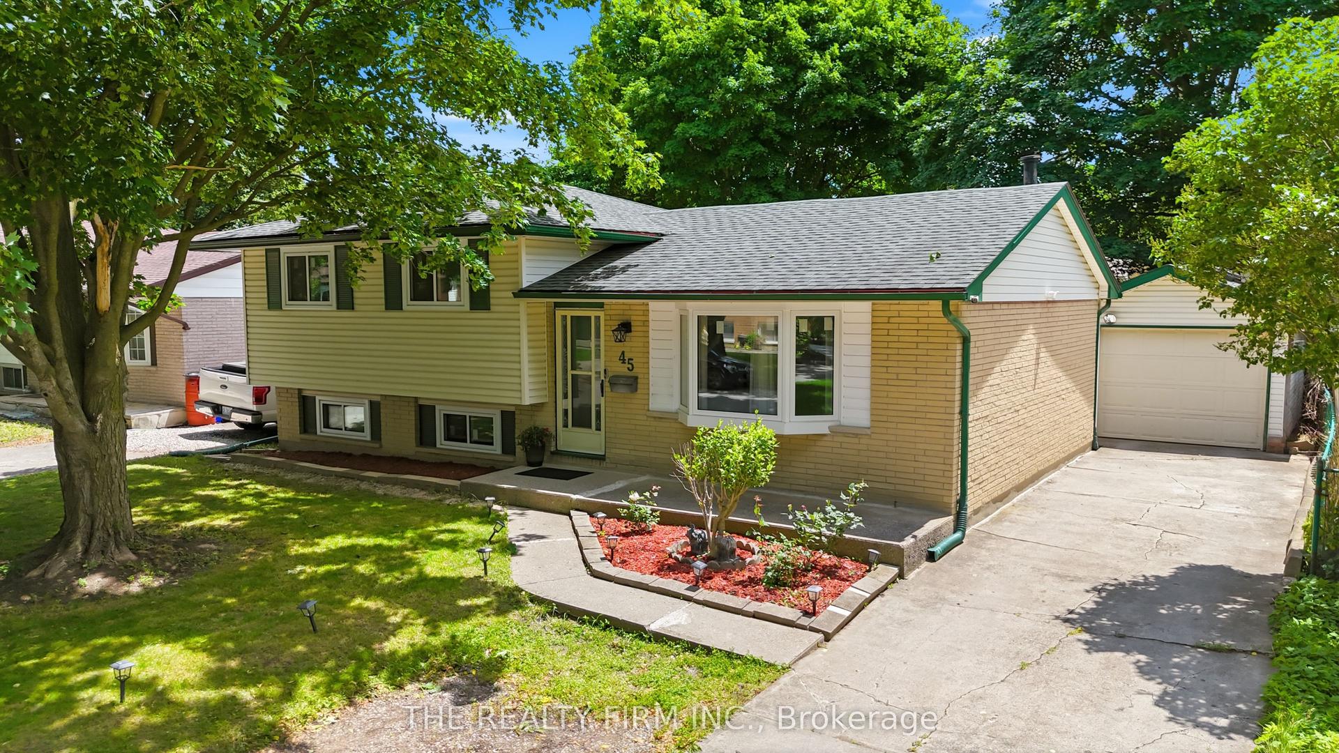 45 Amy Crescent, London East — Detached for sale, photo 1