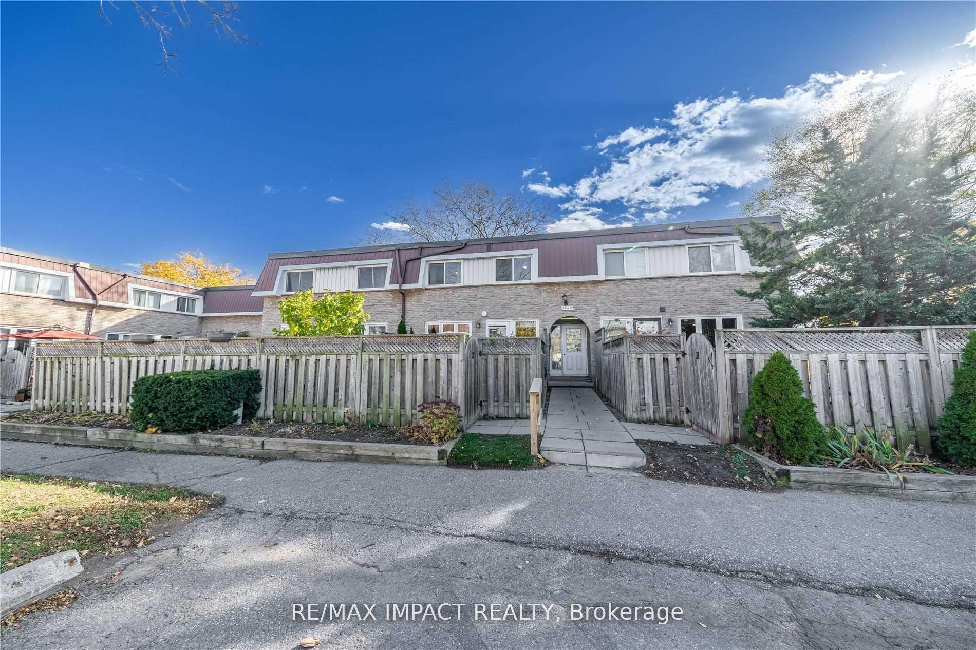 33 Taunton Road E 28 #28, Oshawa — Condo Town for sale, photo 1