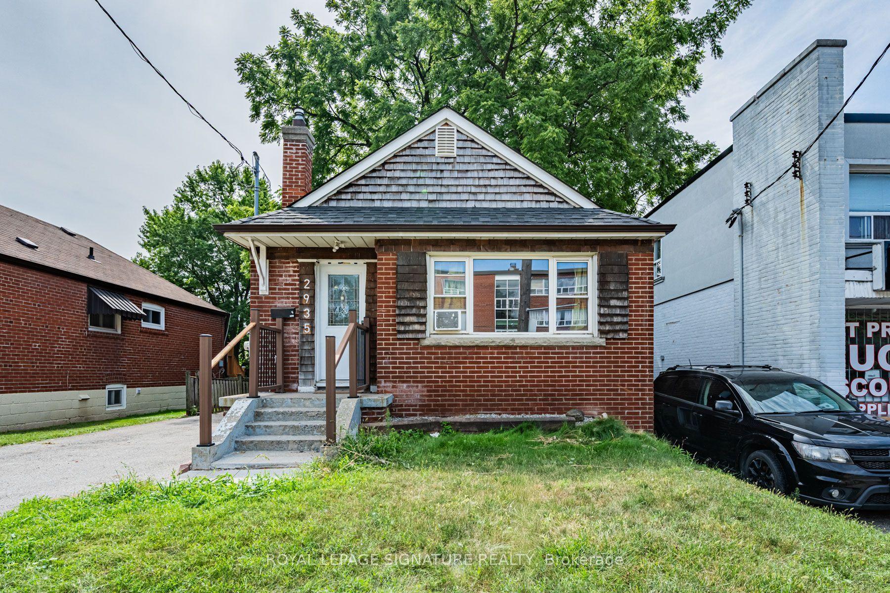 2935 St Clair Avenue E, Toronto — Detached for lease, photo 1