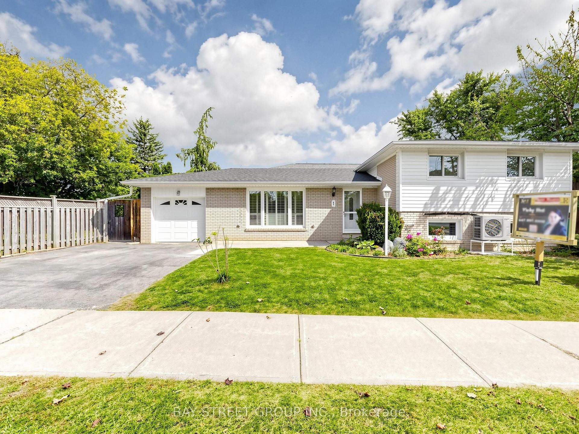 1 Lesgay Crescent, Toronto — Detached for sale, photo 1