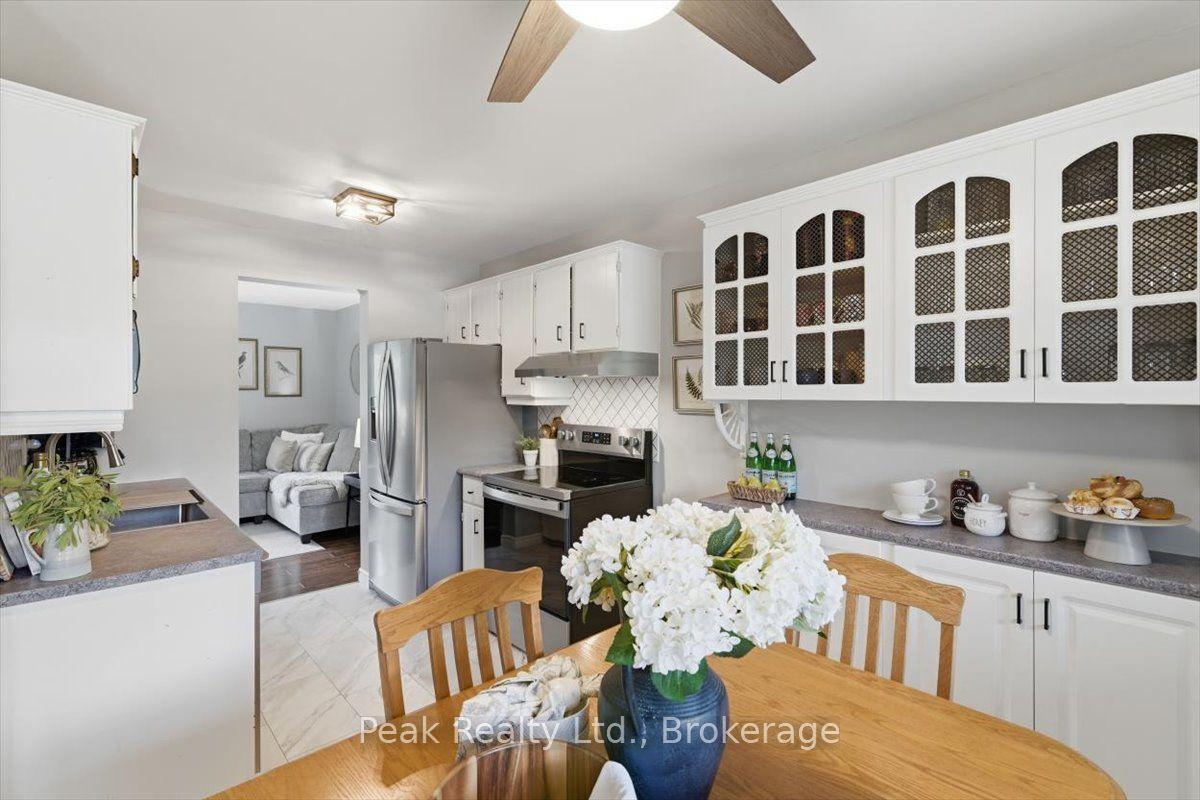 1673 Applewood Crescent, Peterborough — Townhouse for sale, photo 1