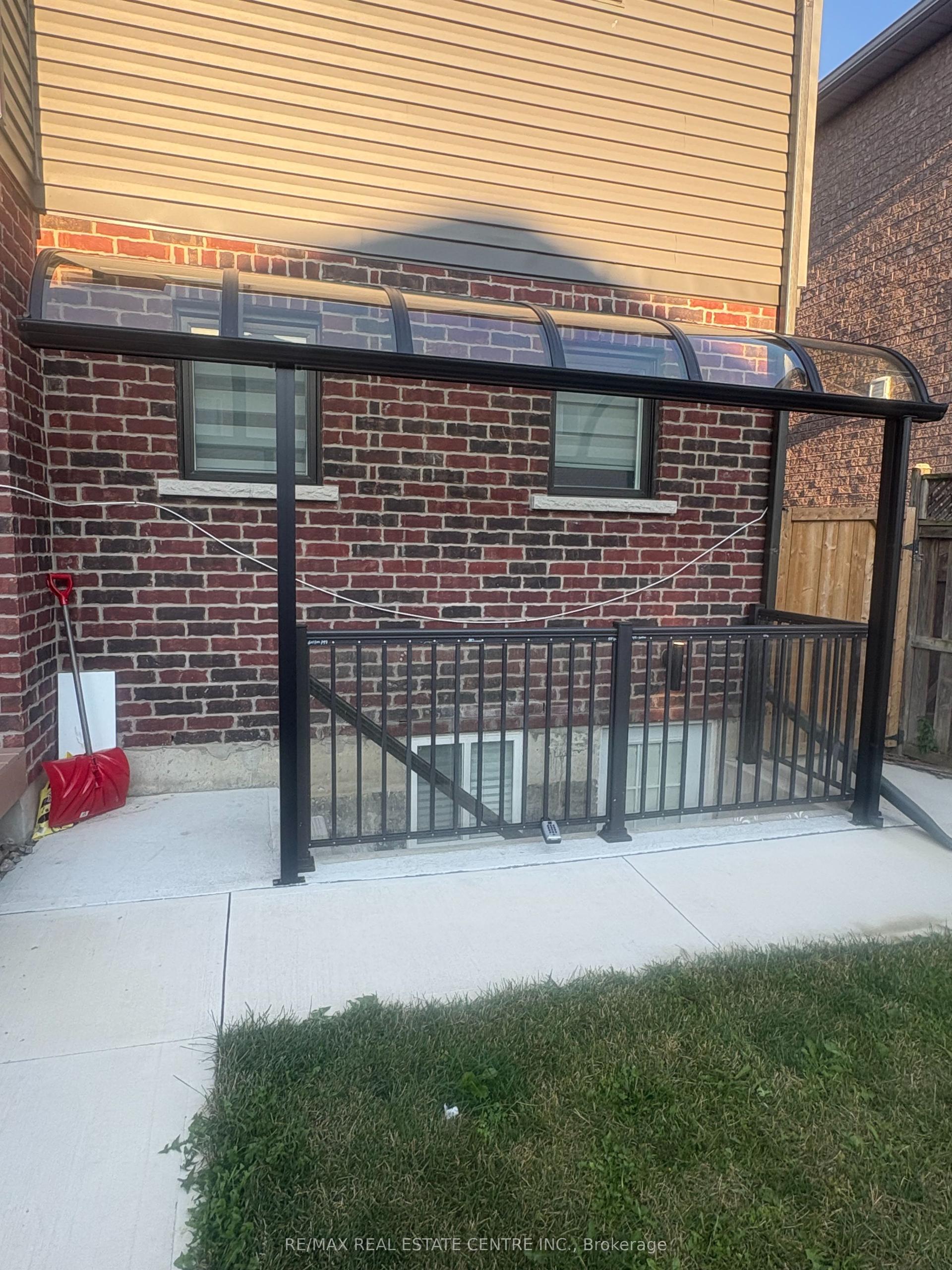 4 Continental Road W, Brampton — Detached for lease, photo 1