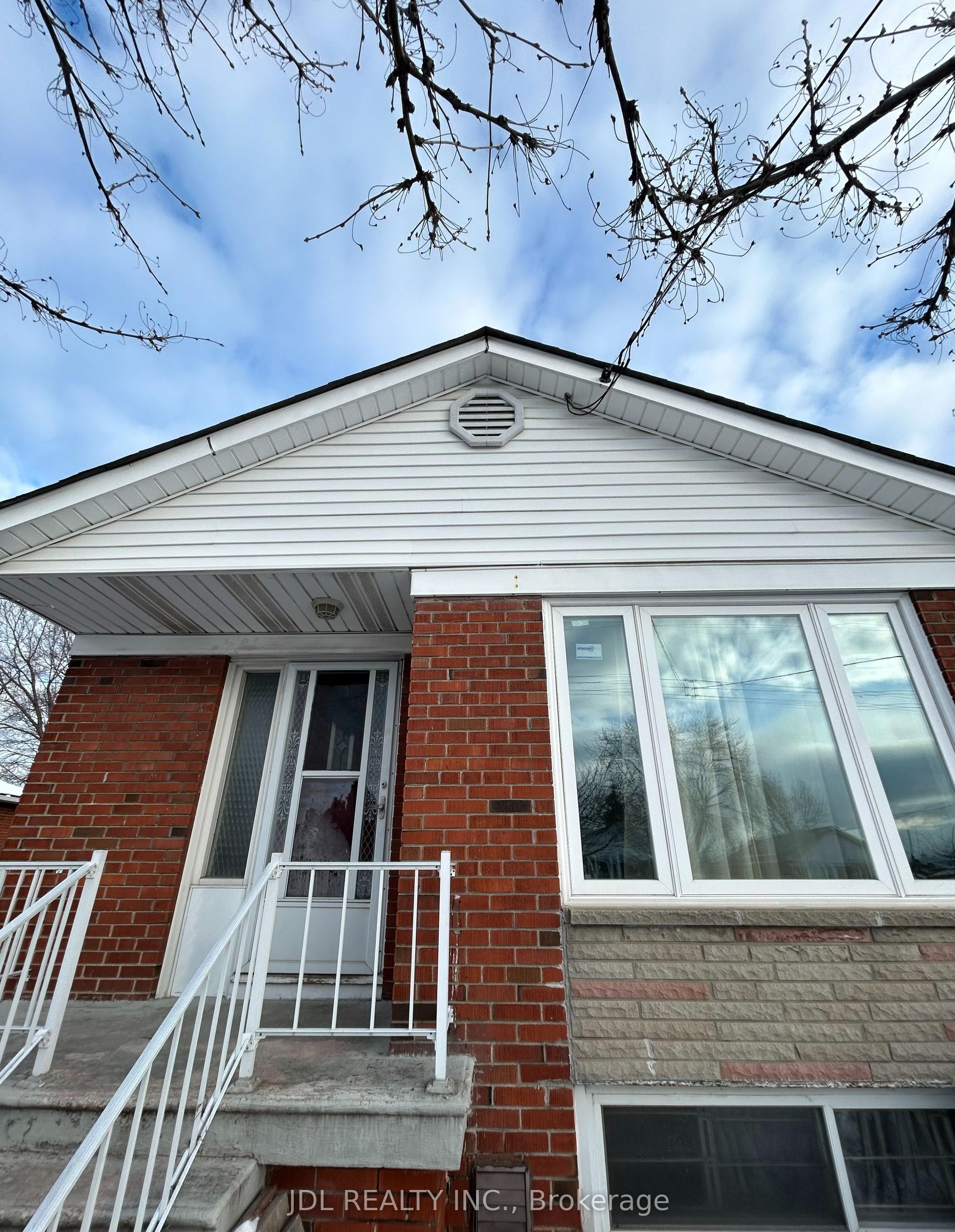 8 Highwood Ave. Avenue Three-Bedroom Main Floor #Three-Bedroom Main Floor, Toronto — Detached for lease, photo 1