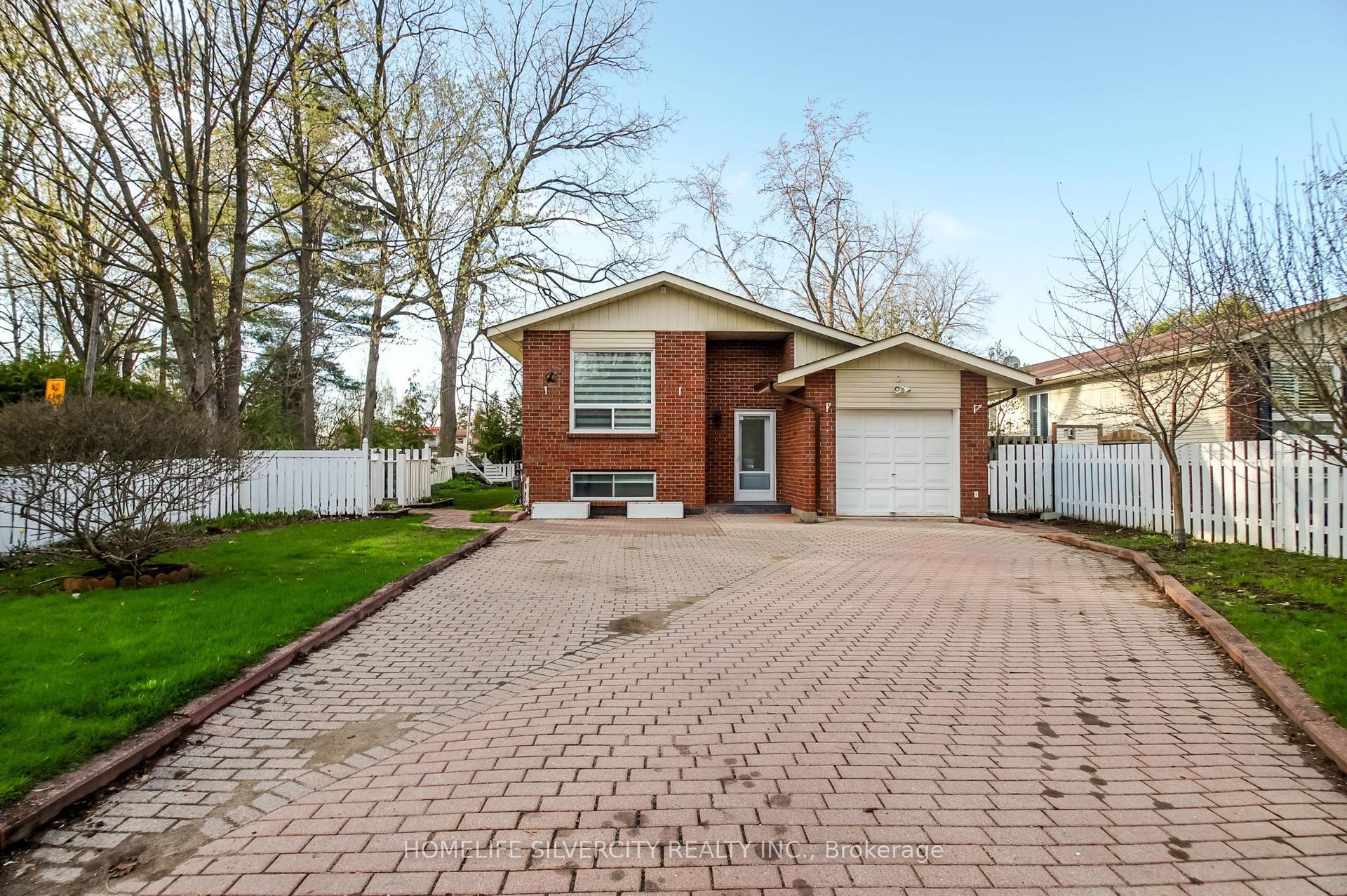 904 Lake Drive E — photo 1