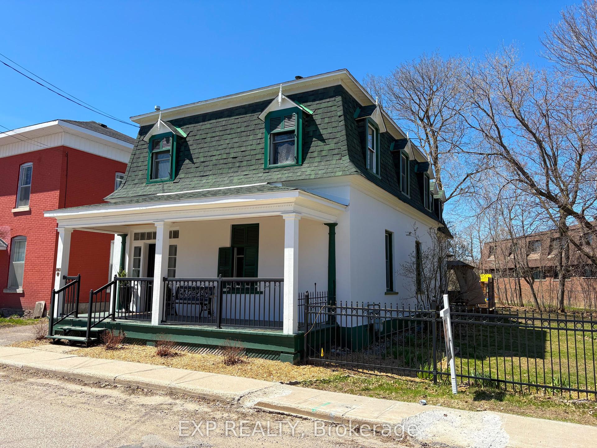 128 RENFREW Avenue E — photo 1